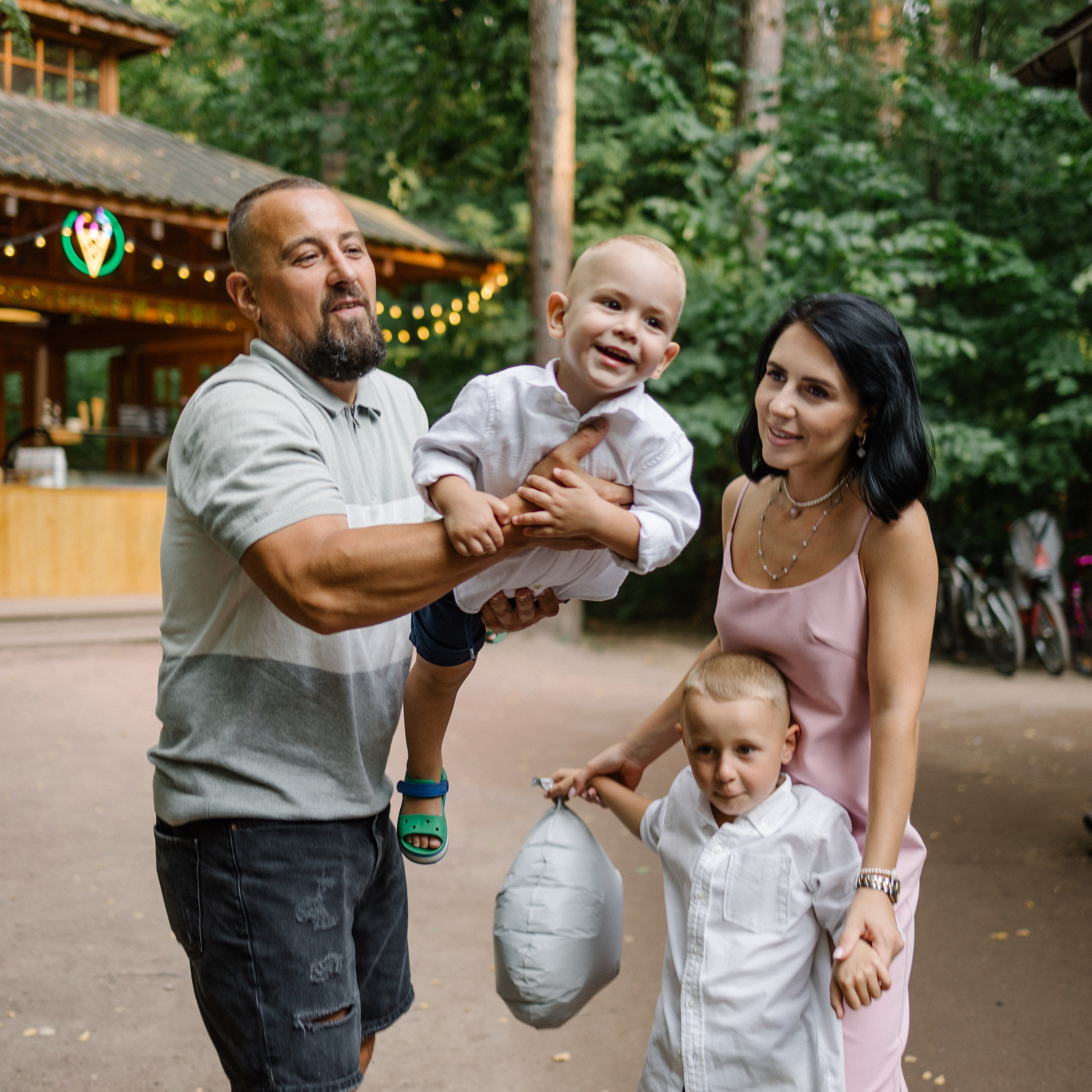 Эльвира с&nbsp;семьей. Прогулка