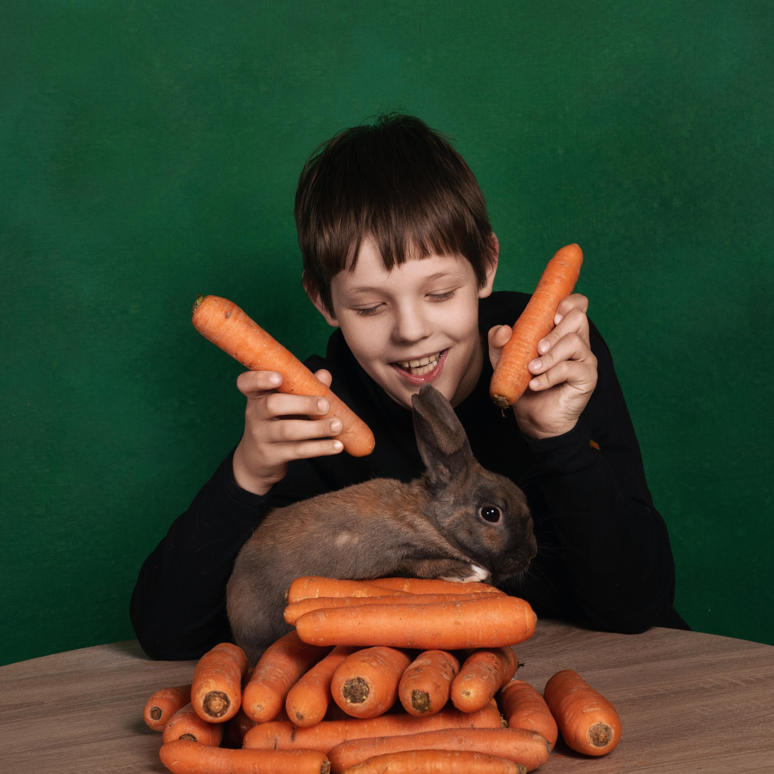 Владимир — фотосессия с кроликом. Фотографы в Орле Шестопаловы Юлия и Юрий