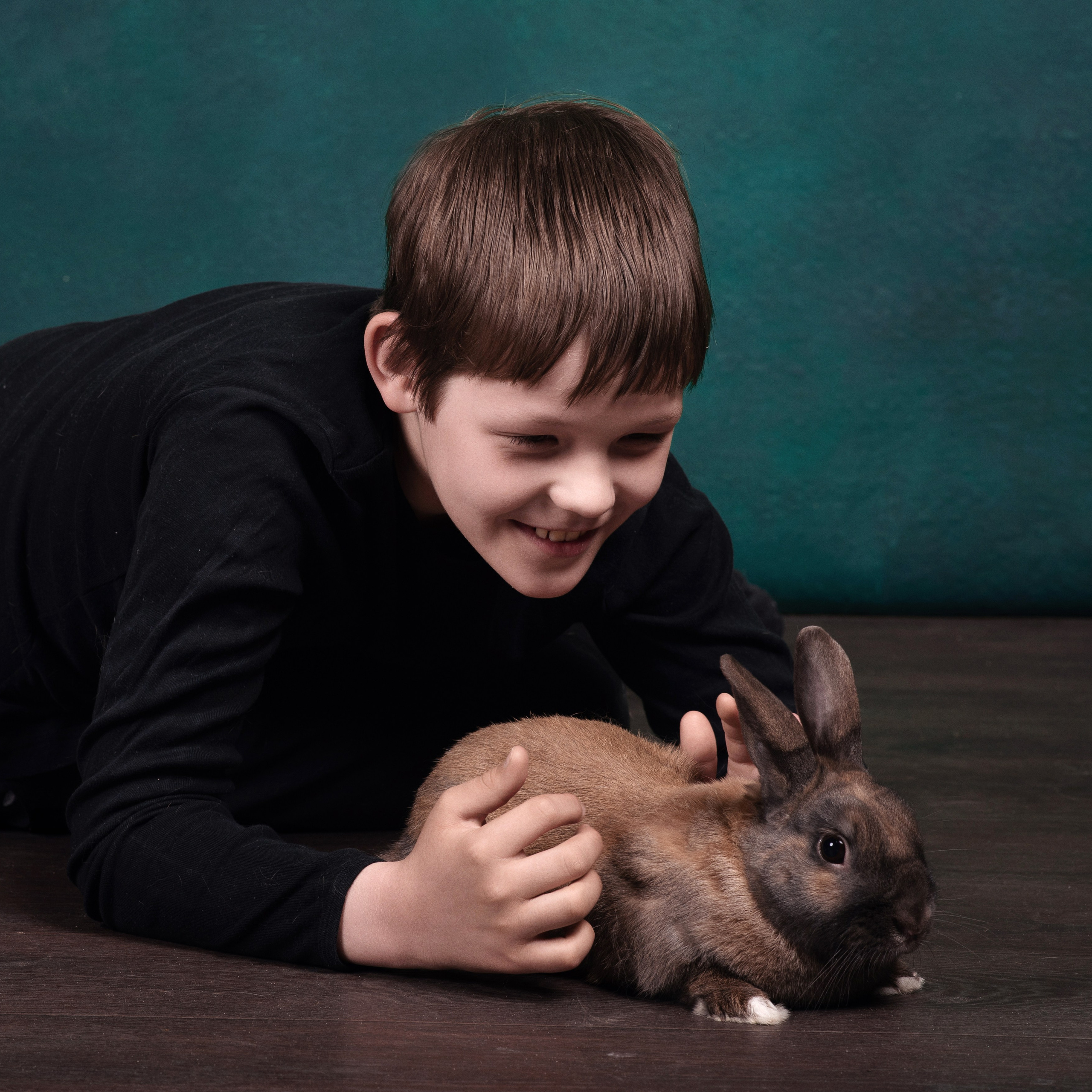 Владимир — фотосессия с кроликом. Фотографы в Орле Шестопаловы Юлия и Юрий