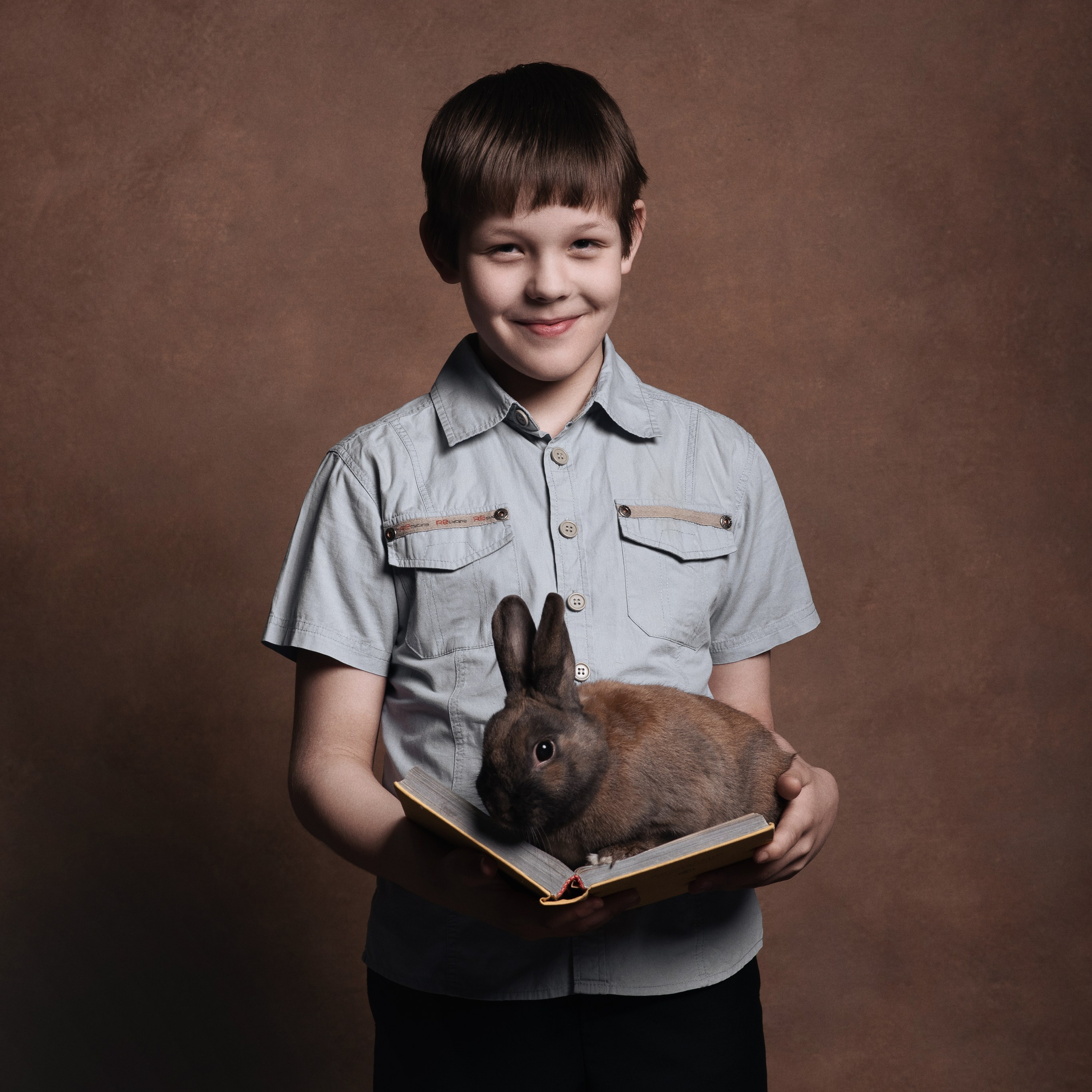 Владимир — фотосессия с кроликом. Фотографы в Орле Шестопаловы Юлия и Юрий