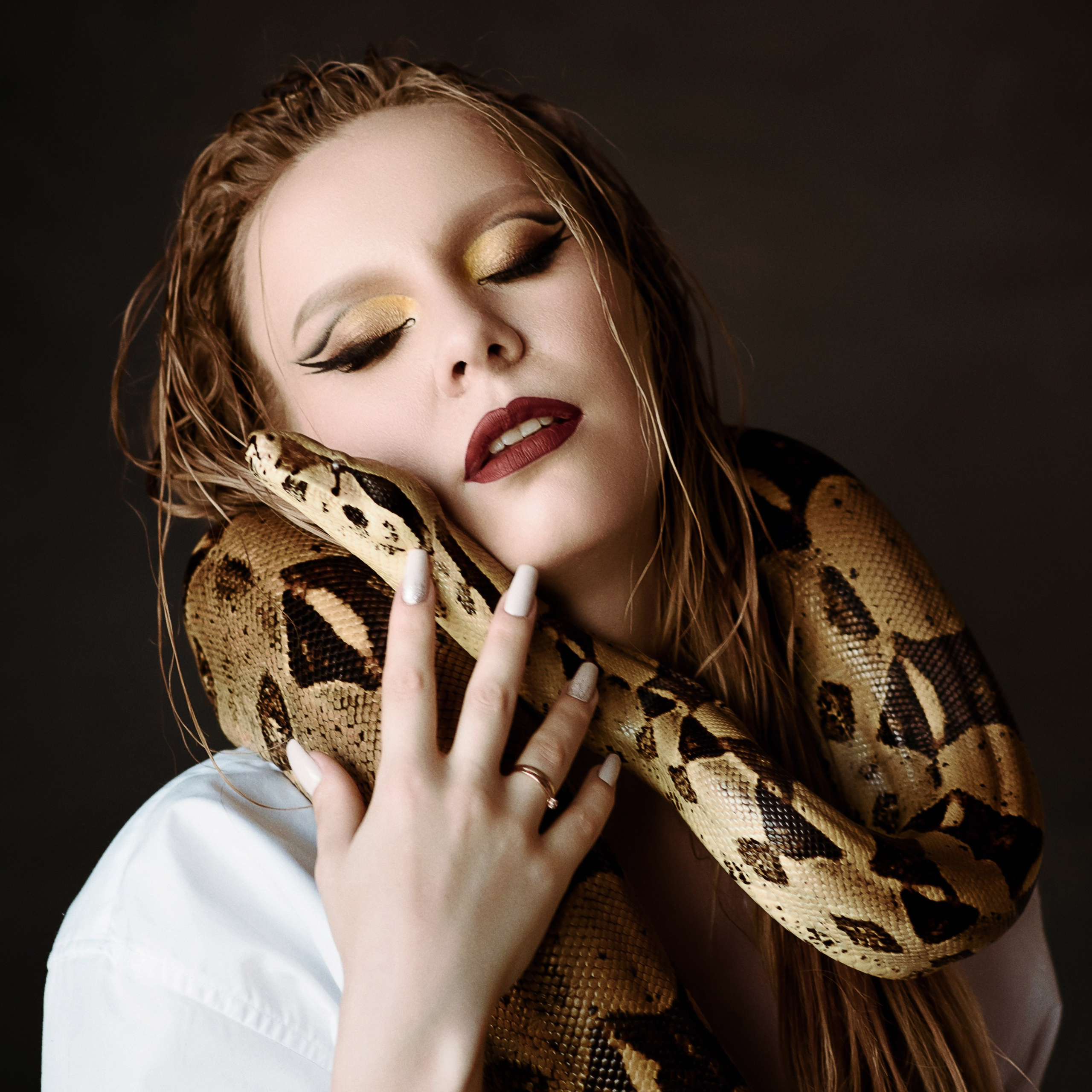 Талия, фотосессия со змеей (императорский удав). Фотографы в Орле Шестопаловы Юлия и Юрий