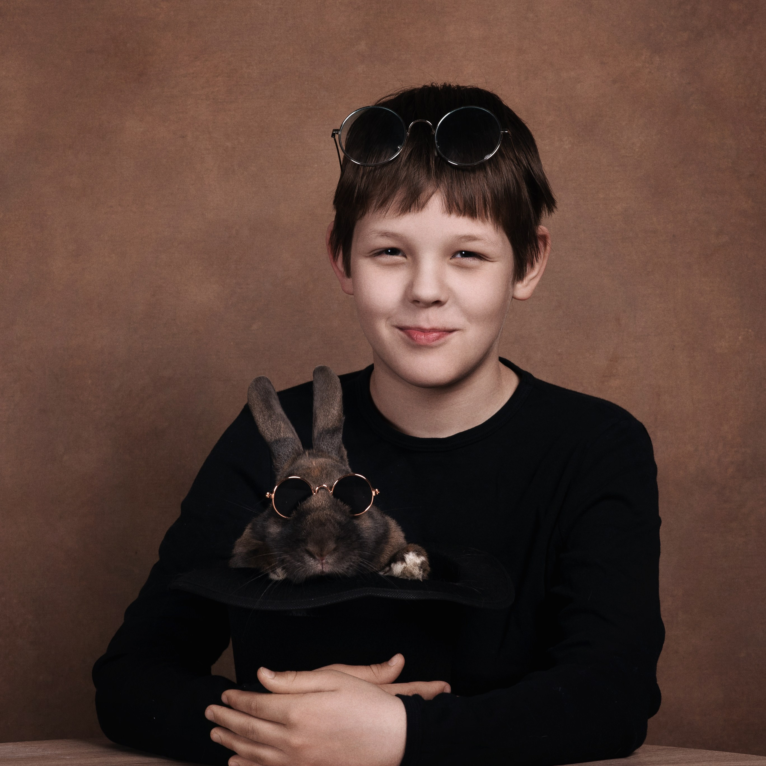 Владимир — фотосессия с кроликом. Фотографы в Орле Шестопаловы Юлия и Юрий