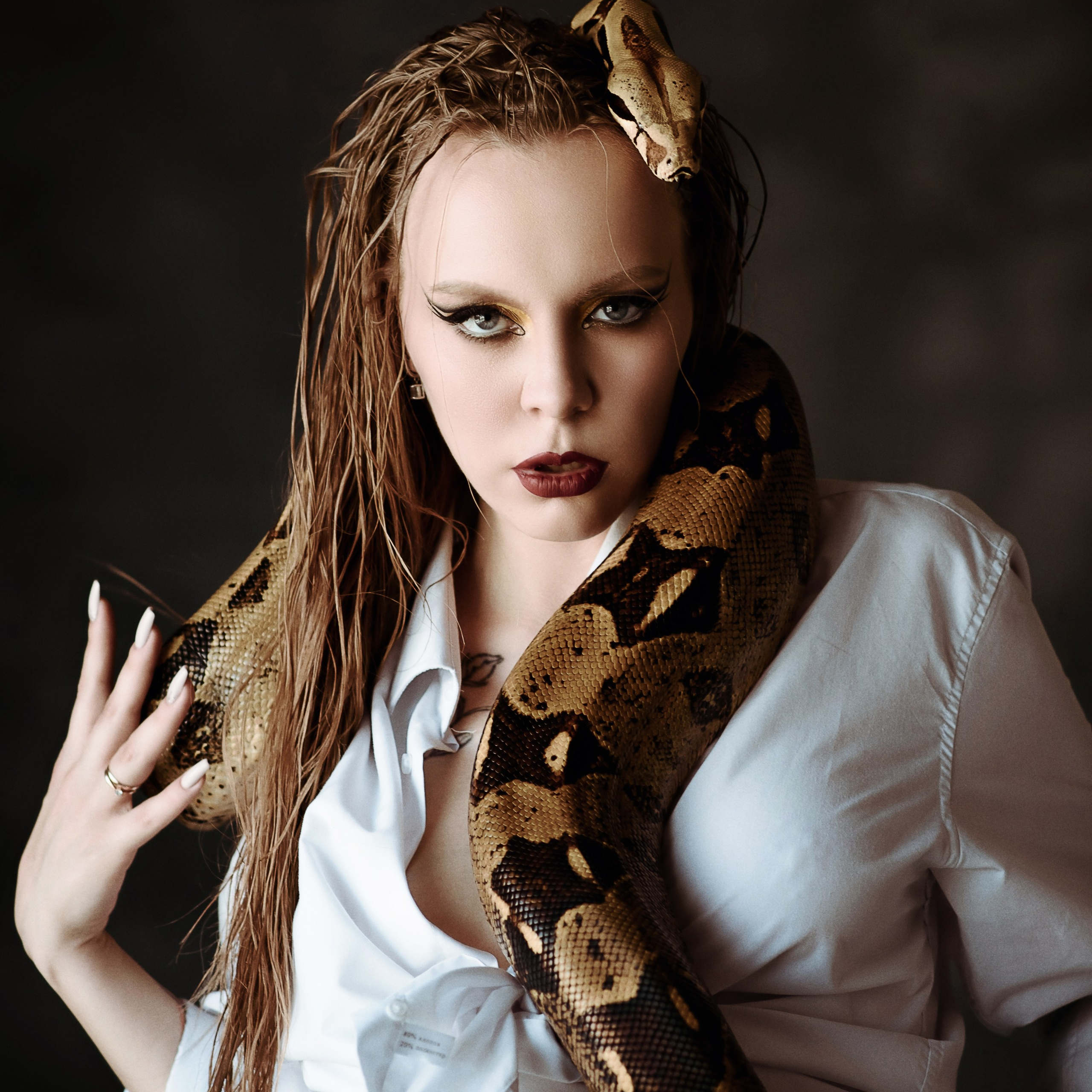 Талия, фотосессия со змеей (императорский удав). Фотографы в Орле Шестопаловы Юлия и Юрий