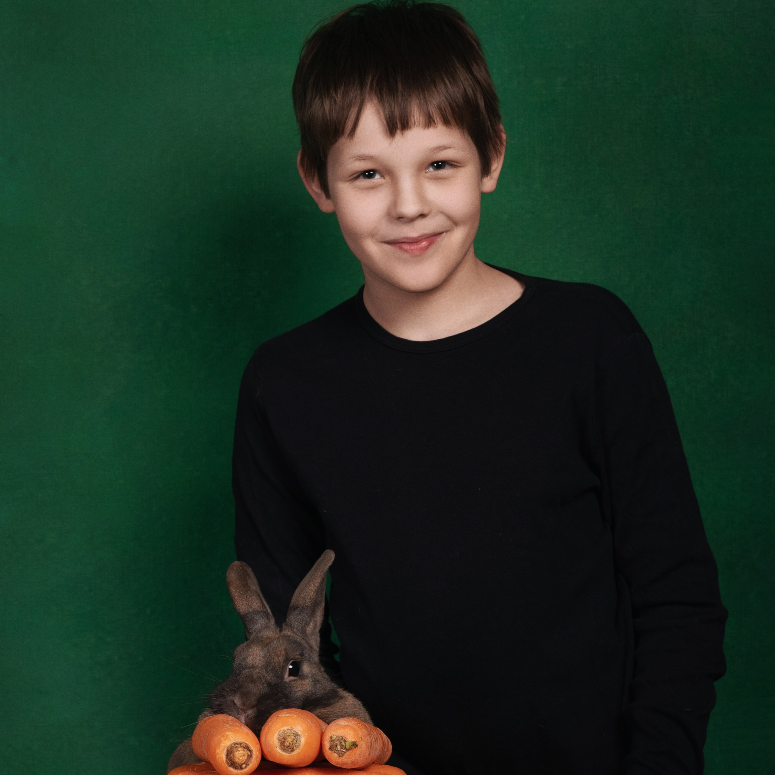 Владимир — фотосессия с кроликом. Фотографы в Орле Шестопаловы Юлия и Юрий