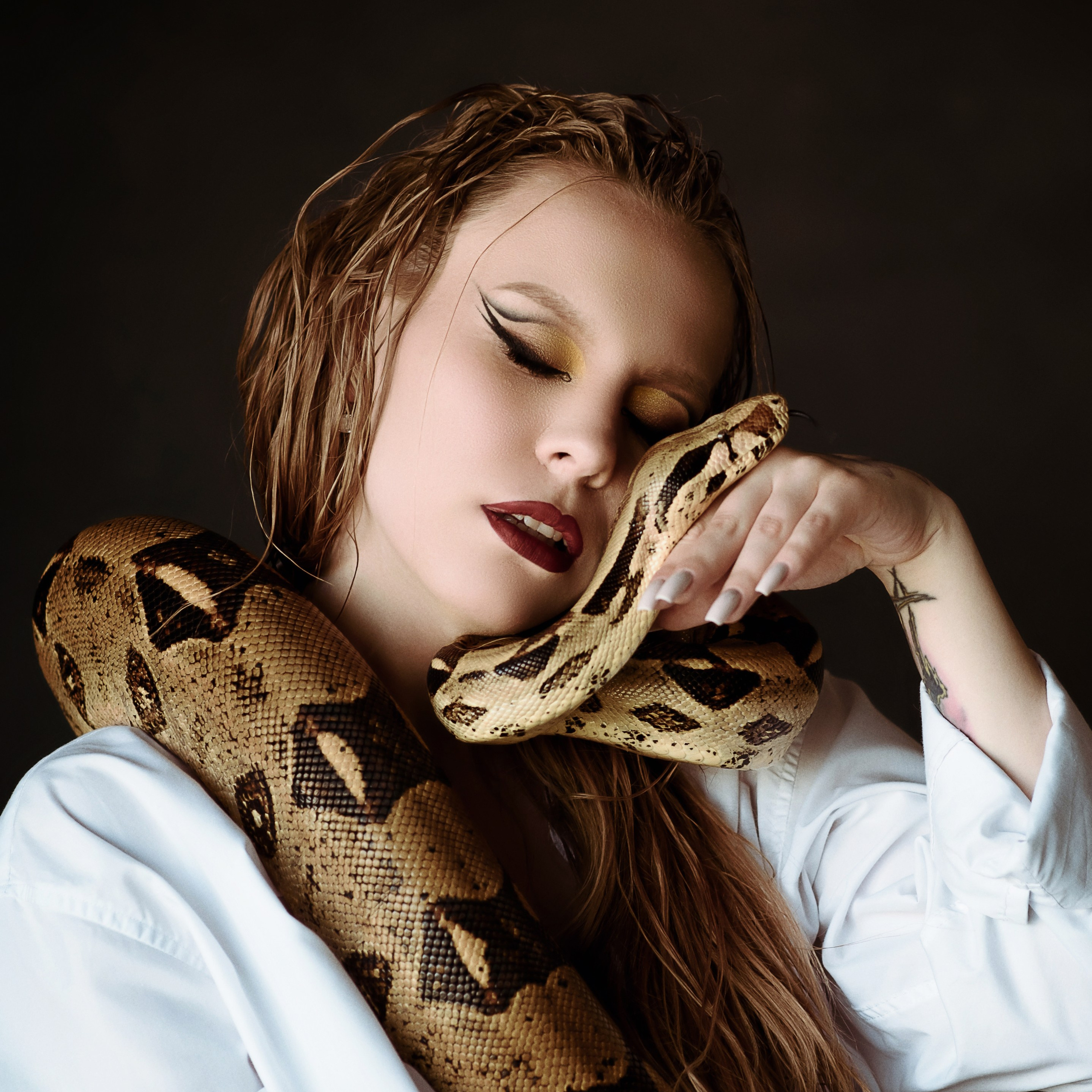 Талия, фотосессия со змеей (императорский удав). Фотографы в Орле Шестопаловы Юлия и Юрий