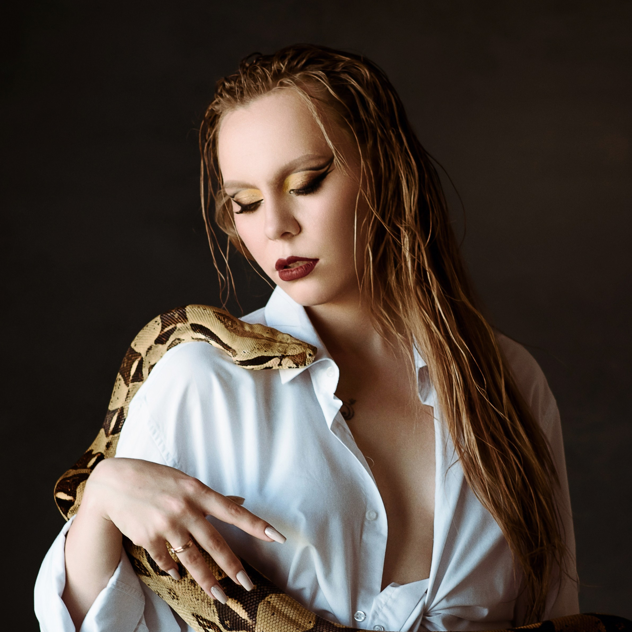 Талия, фотосессия со змеей (императорский удав). Фотографы в Орле Шестопаловы Юлия и Юрий