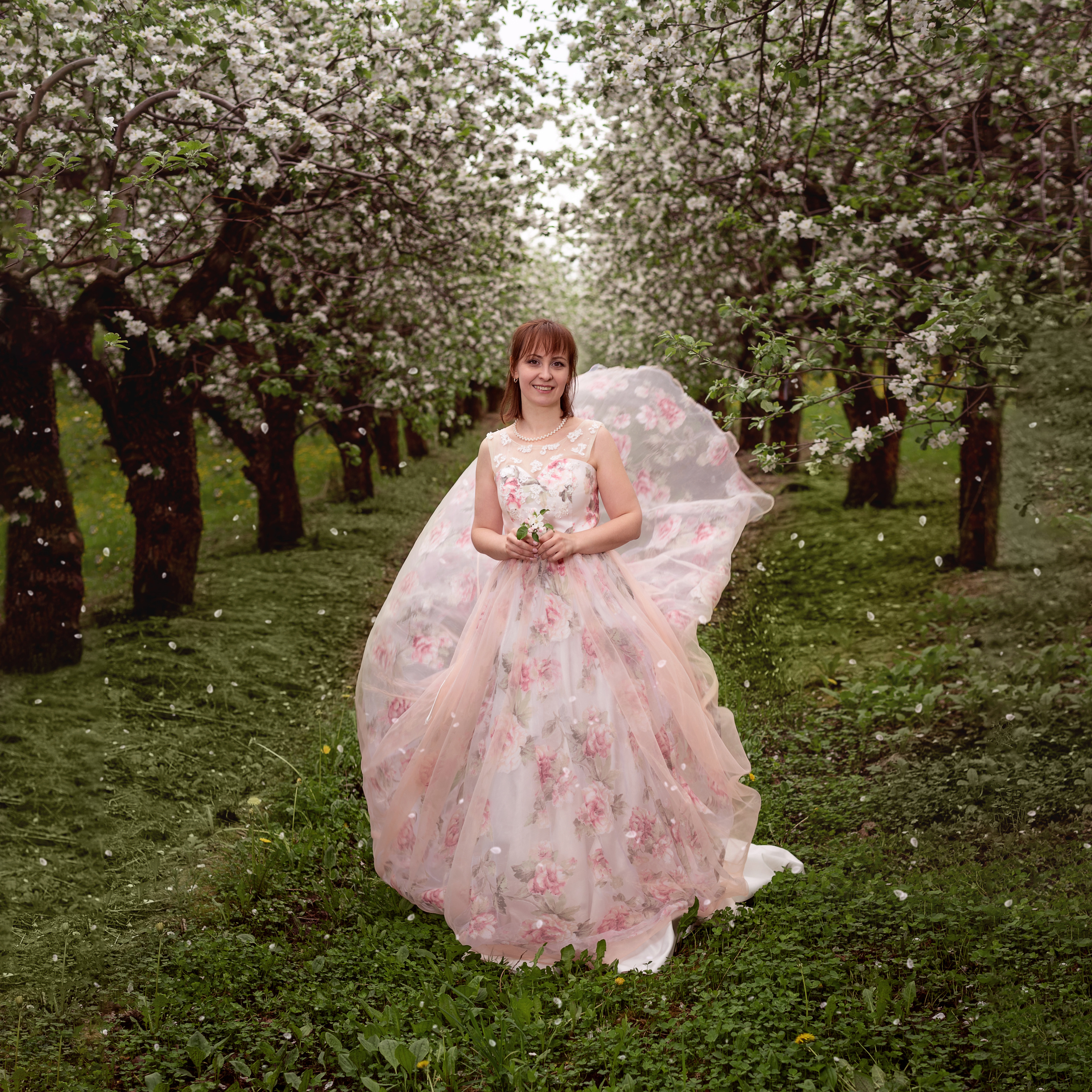 Катерина — фотосессия в цветущих садах