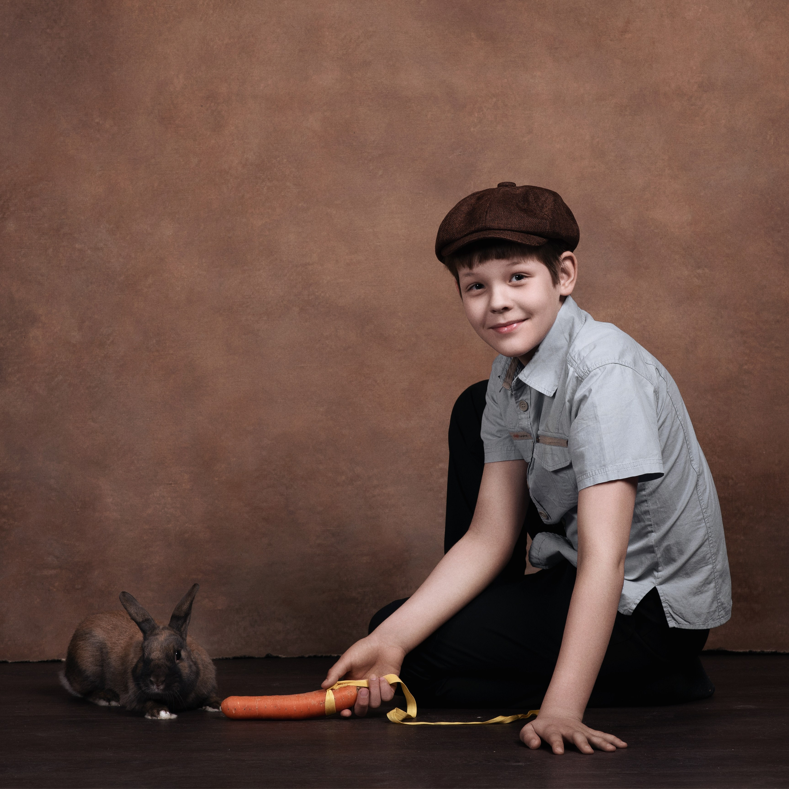 Владимир — фотосессия с кроликом. Фотографы в Орле Шестопаловы Юлия и Юрий