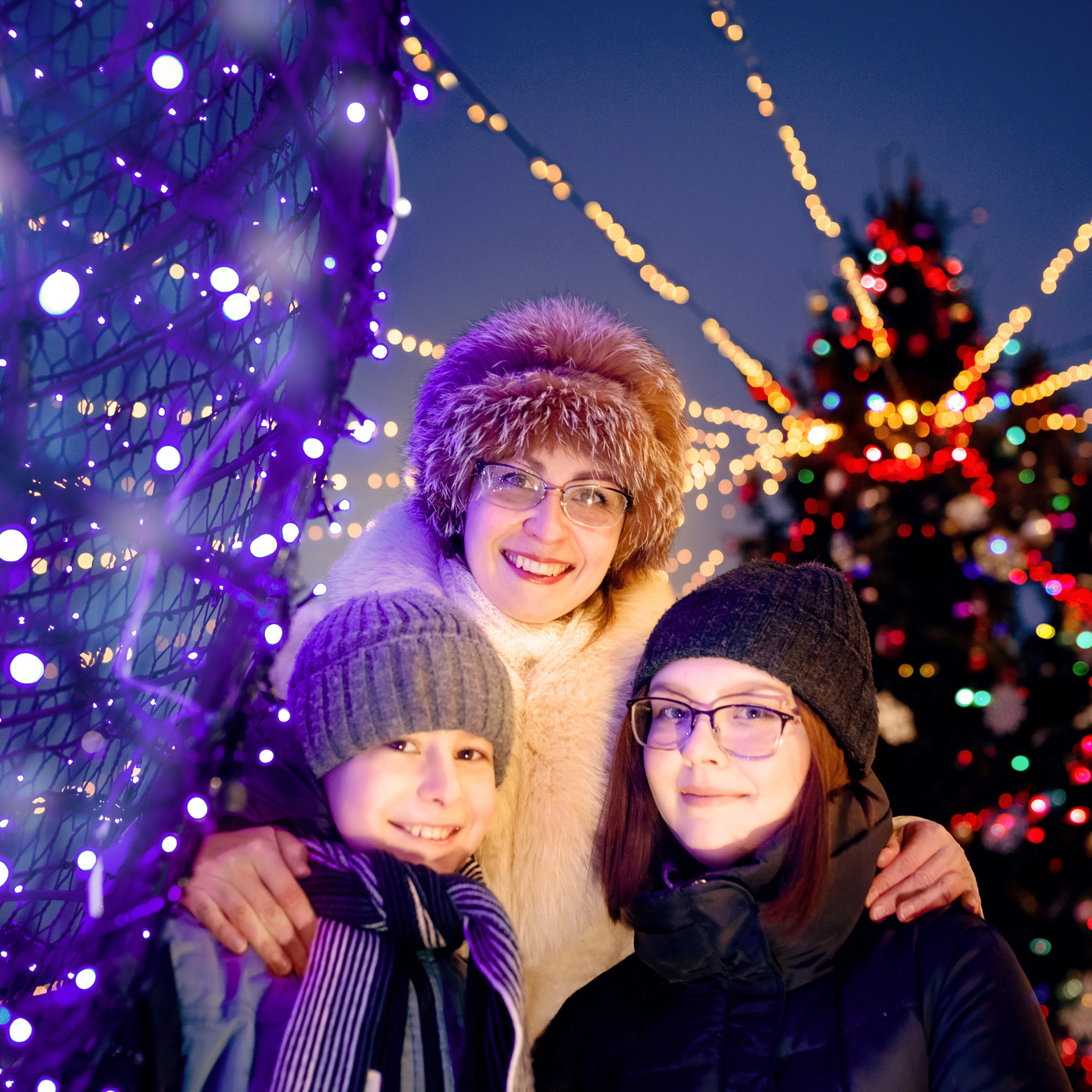 Катерина, Настя и Лев — семейная новогодняя фотосессия на улице