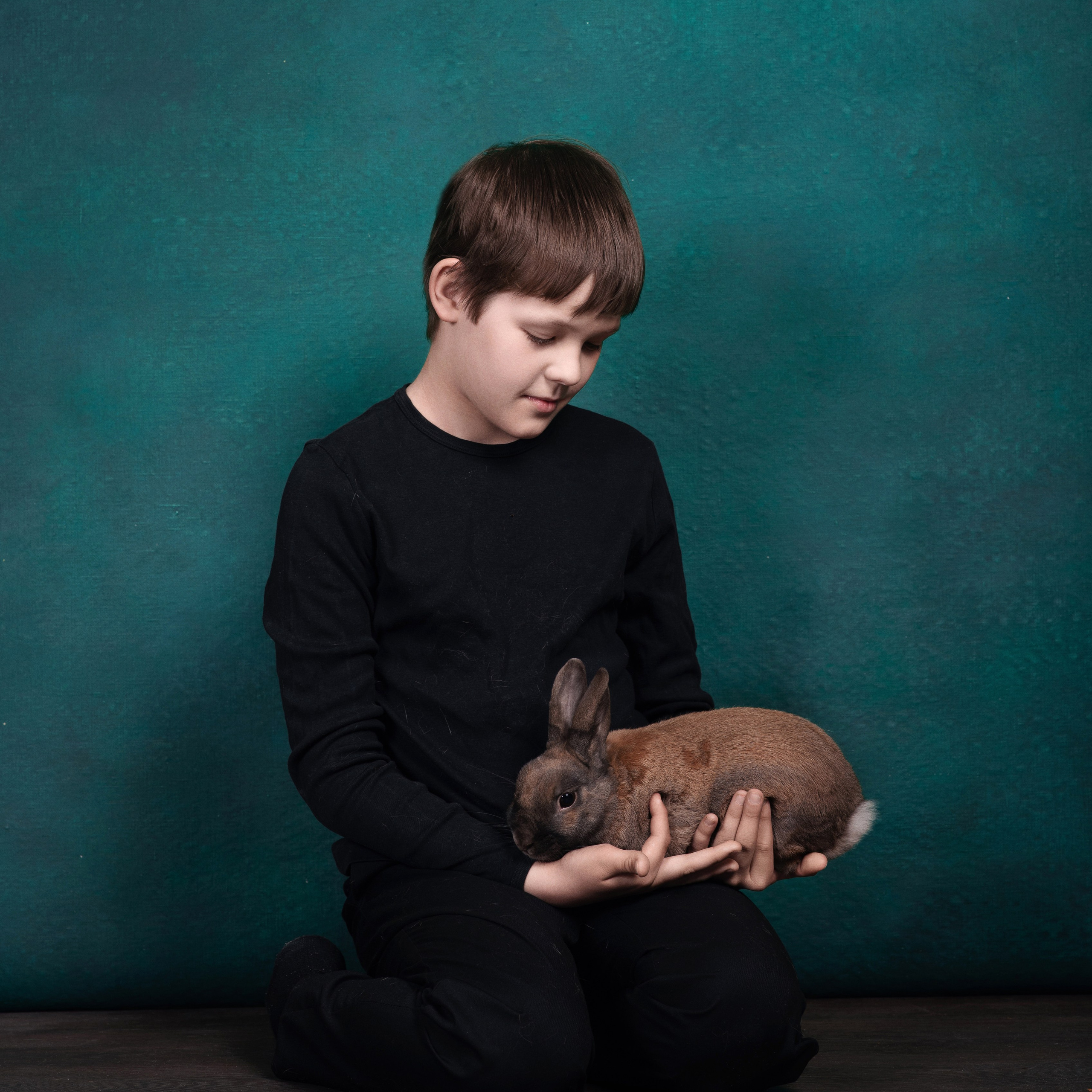 Владимир — фотосессия с кроликом. Фотографы в Орле Шестопаловы Юлия и Юрий