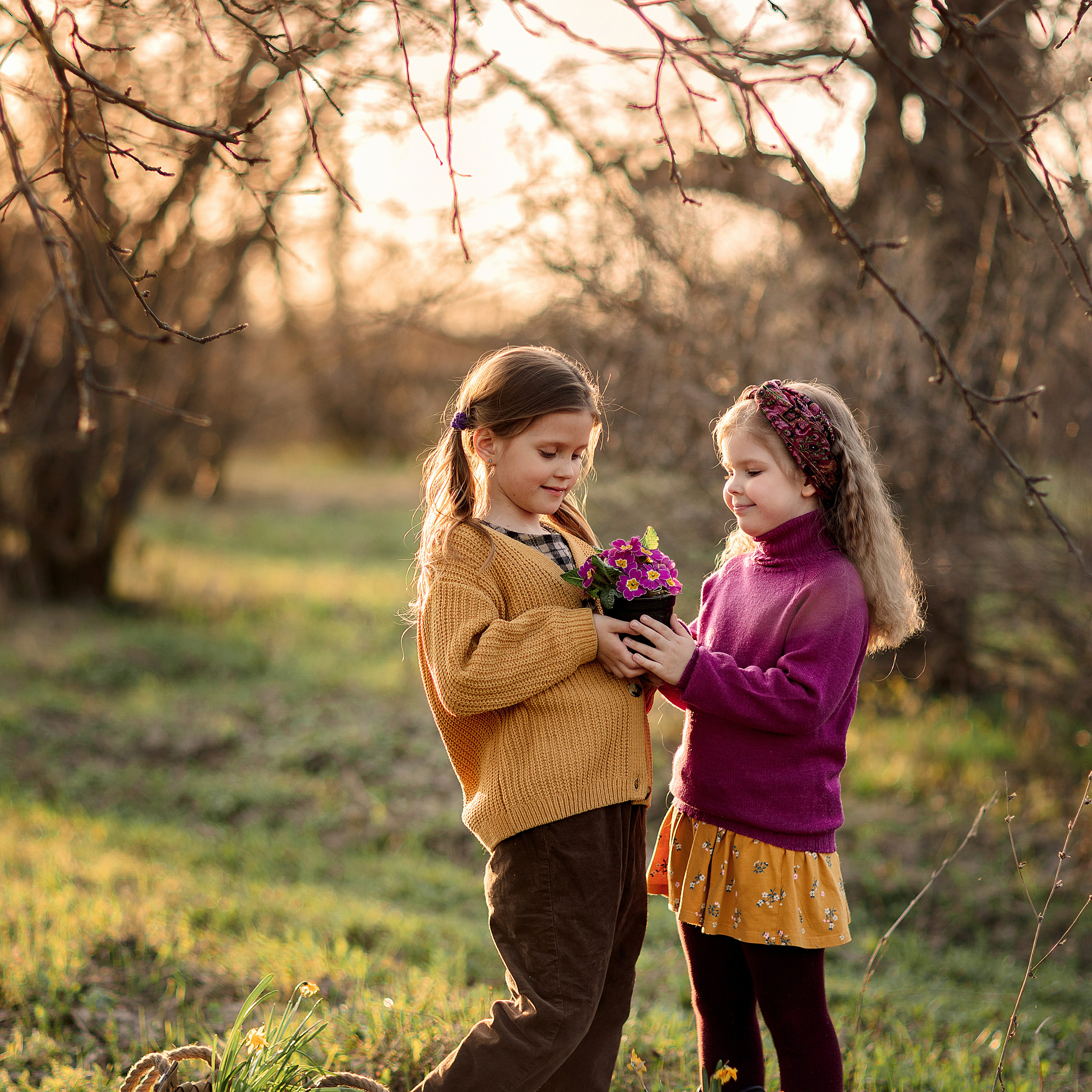 Вечерняя прогулка. Аня и Ксюша