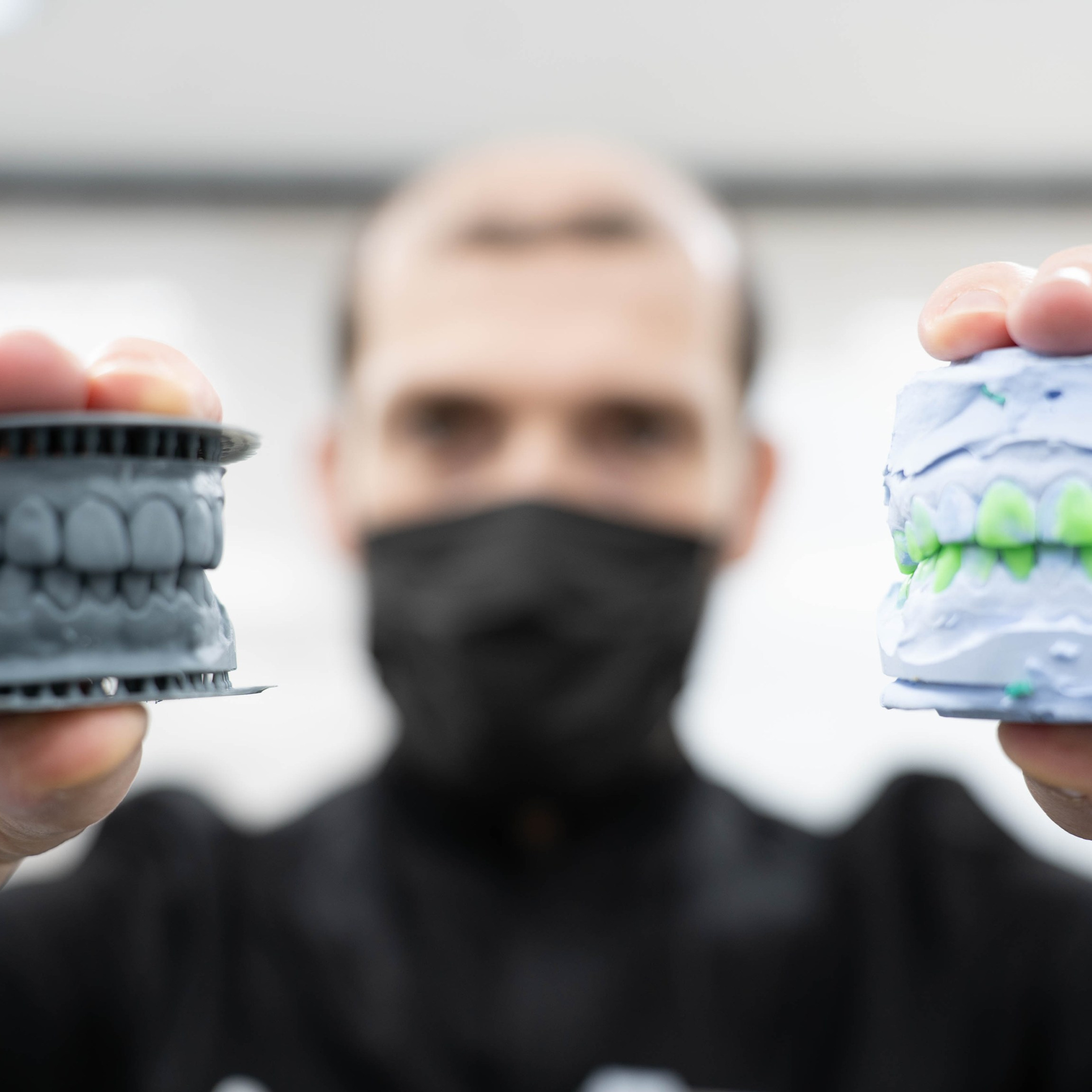 кадр с исскуственными зубами доктора