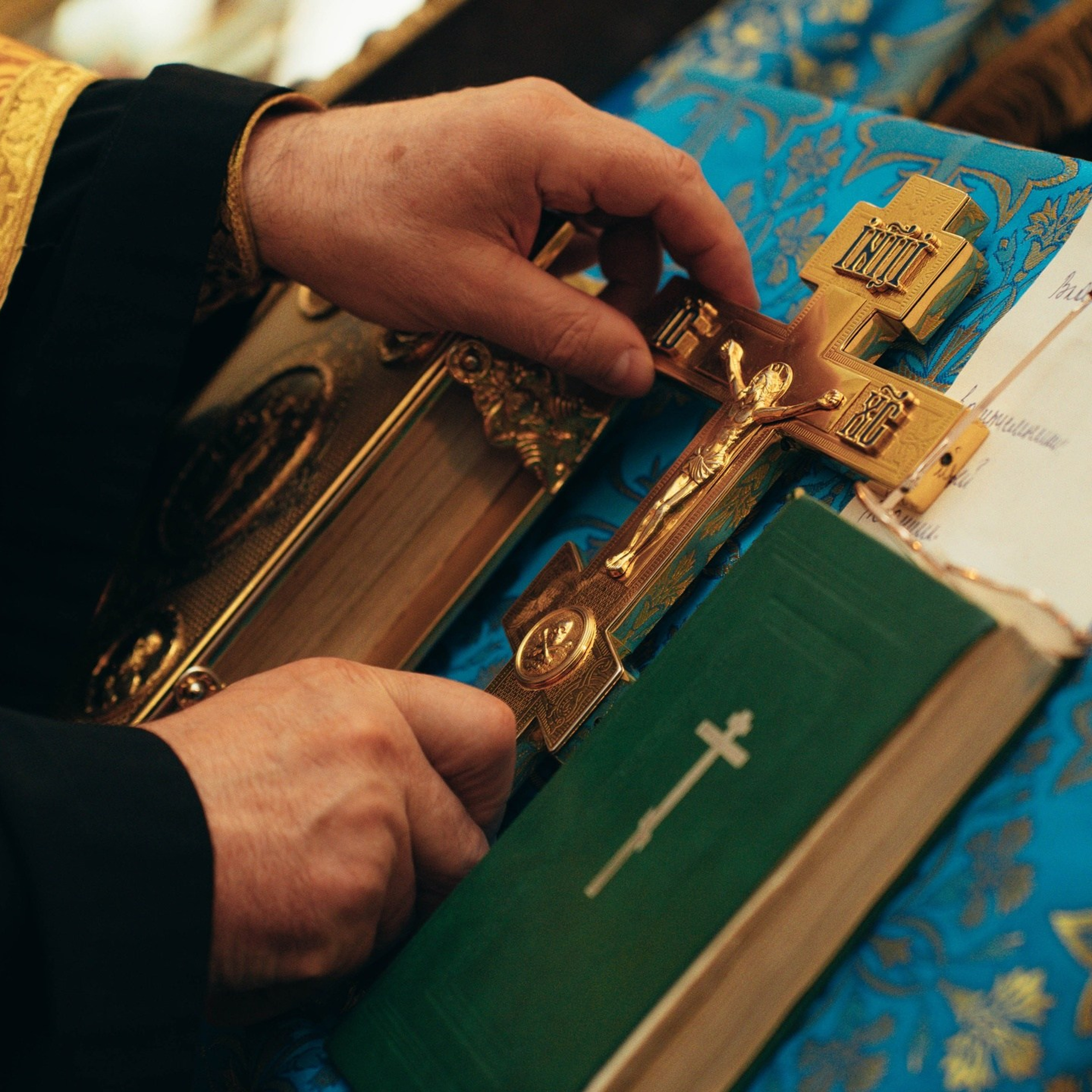 поп поправляет крест