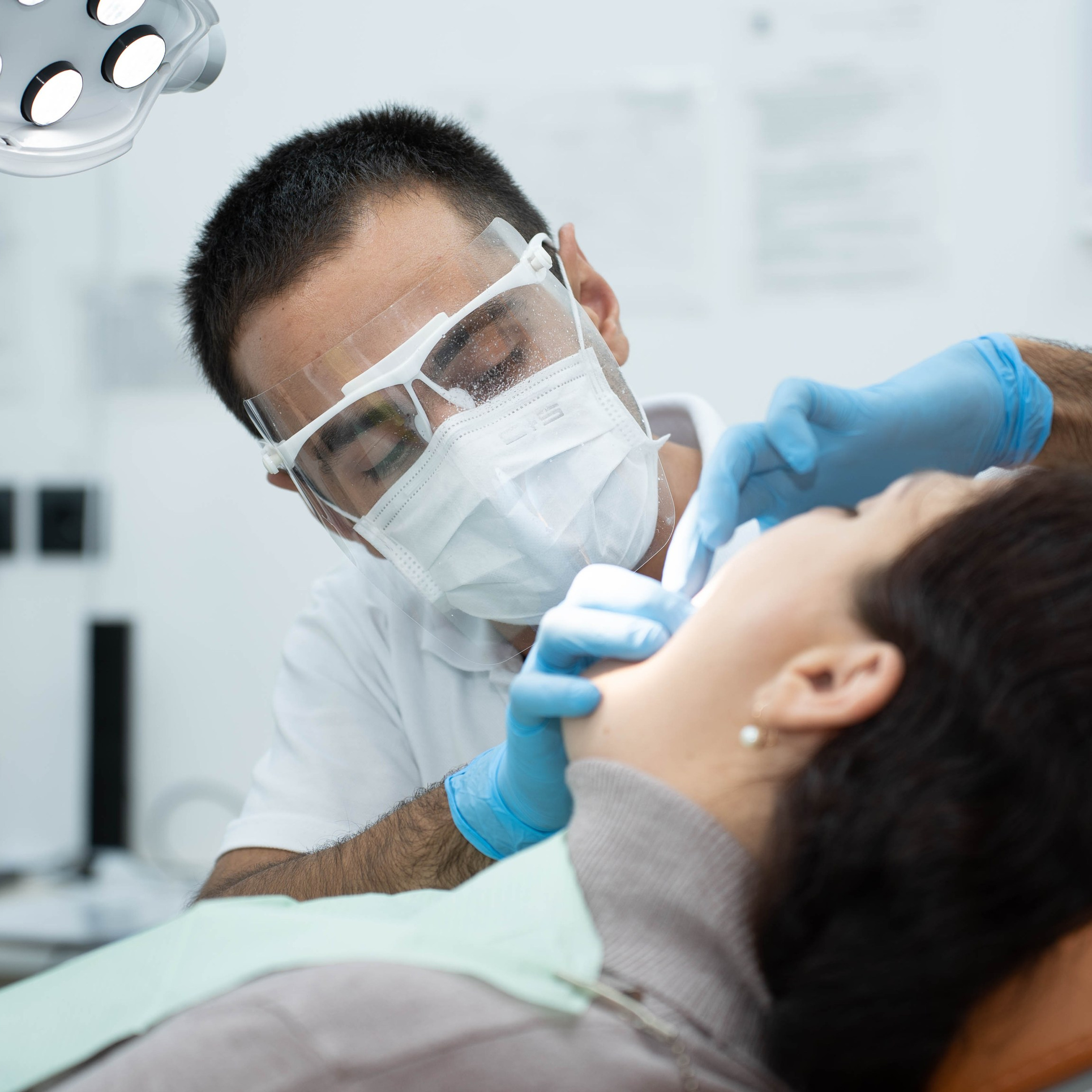 кадр лечения зубов пациента