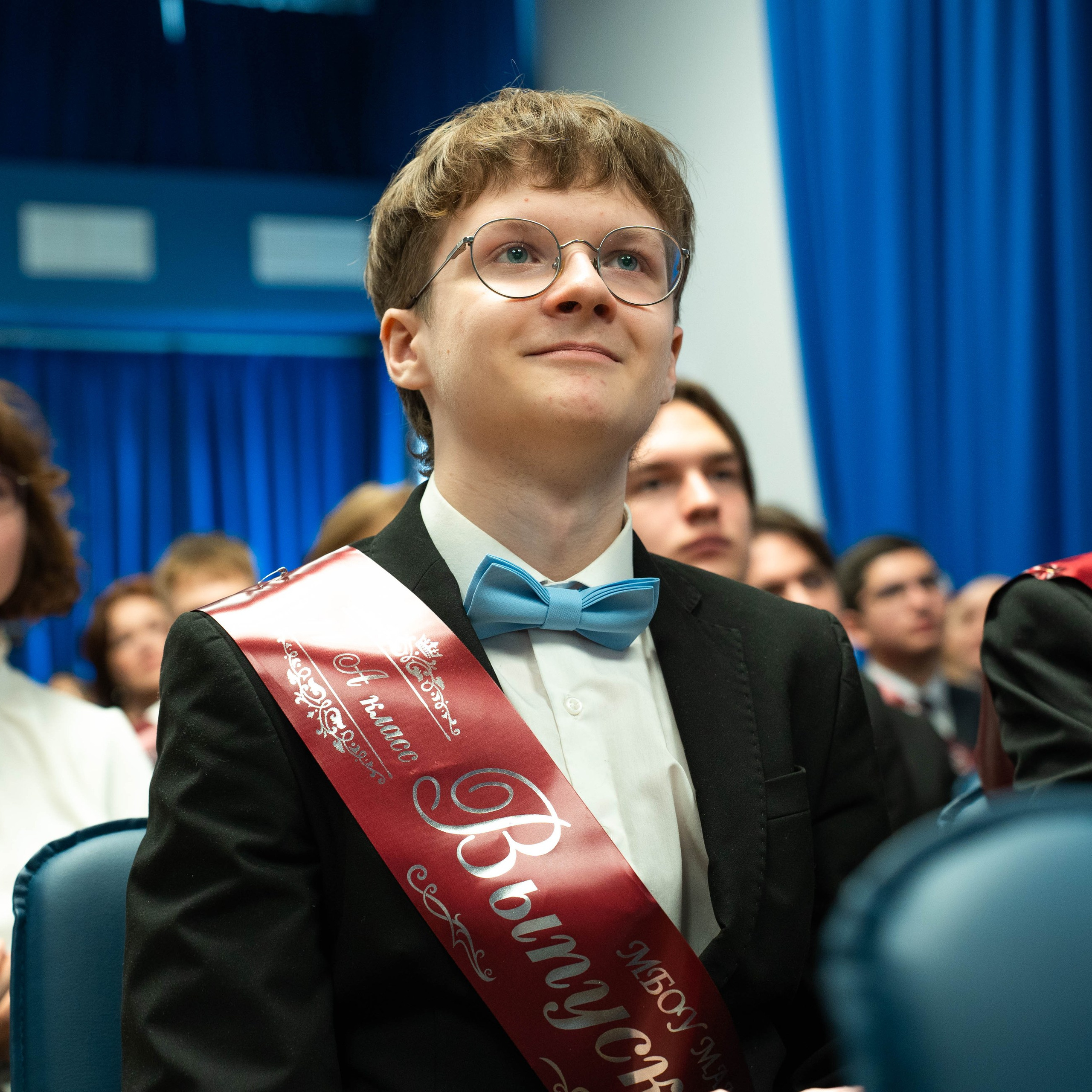 выпускник смотрит на сцену 