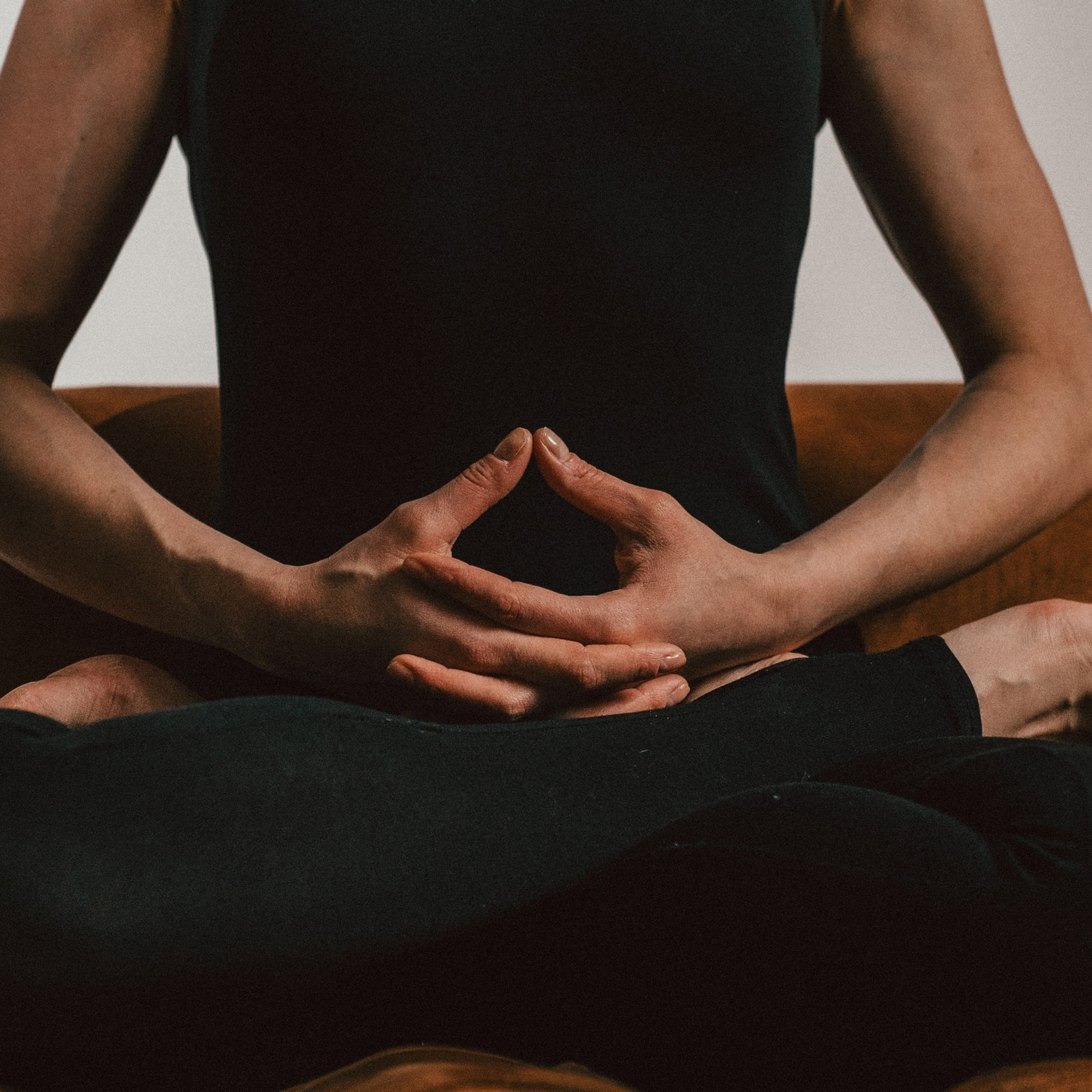 медитирующая девушка