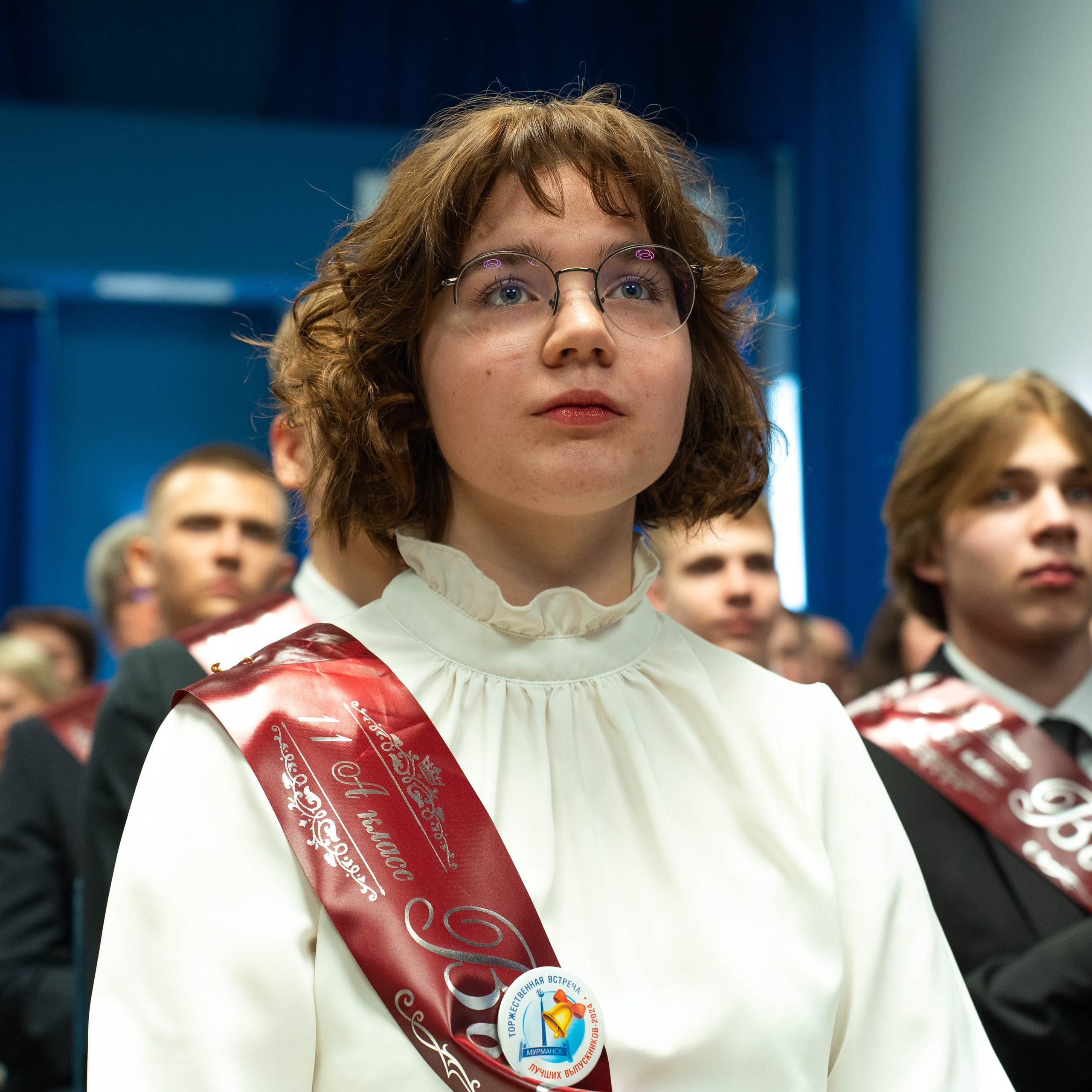 зритель выпускник смотрит на сцену