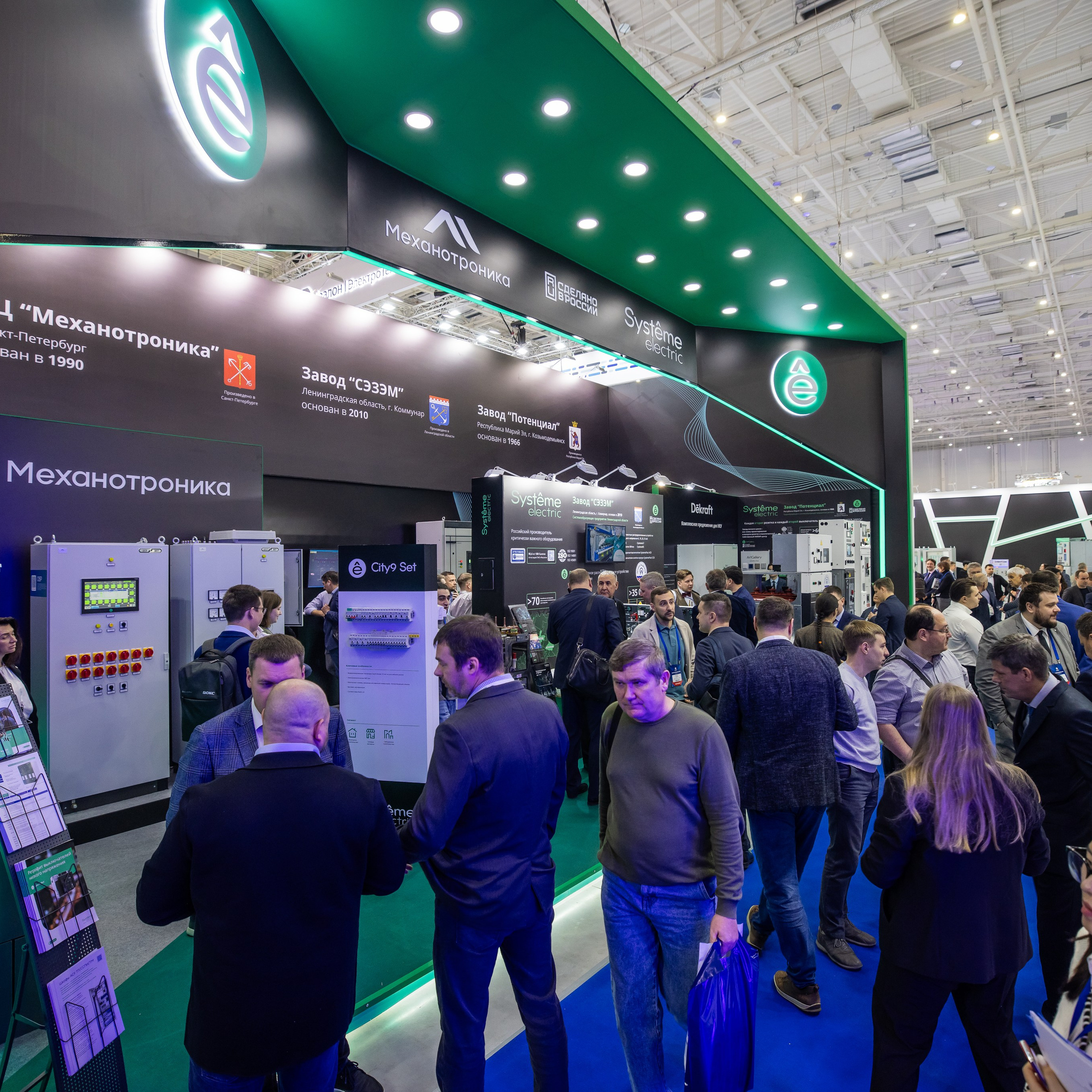 Предновогодняя Москва в декабре 2025 года. Промышленный фотограф, фоторепортаж, Россия