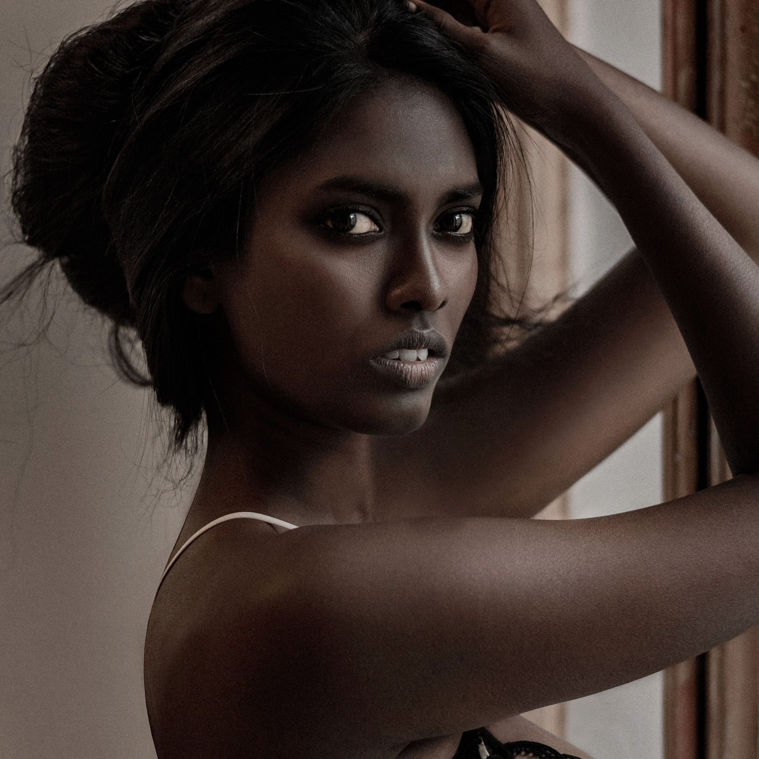 Аки. Женский портрет в студии