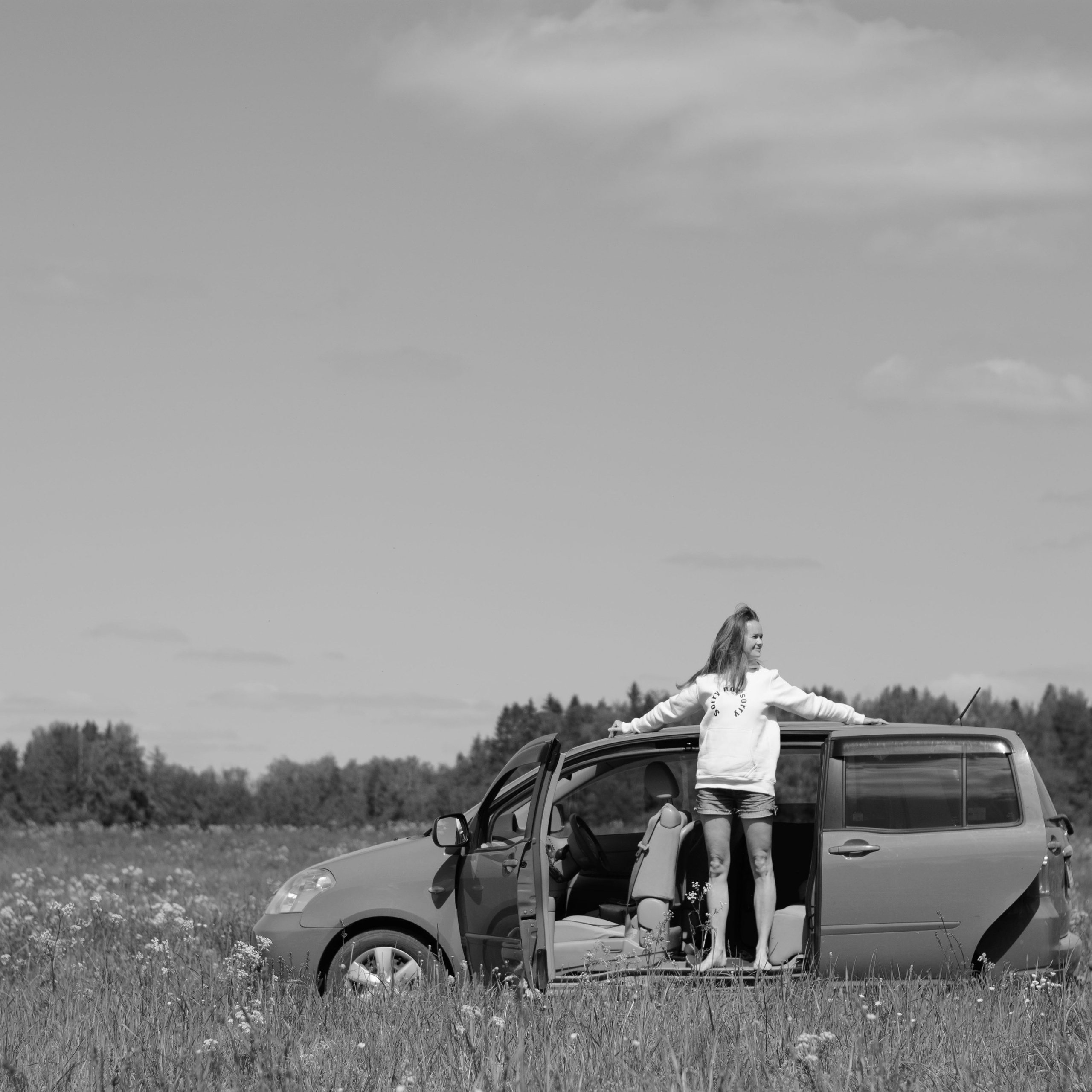 Ольга. Женский портрет в поле с машиной