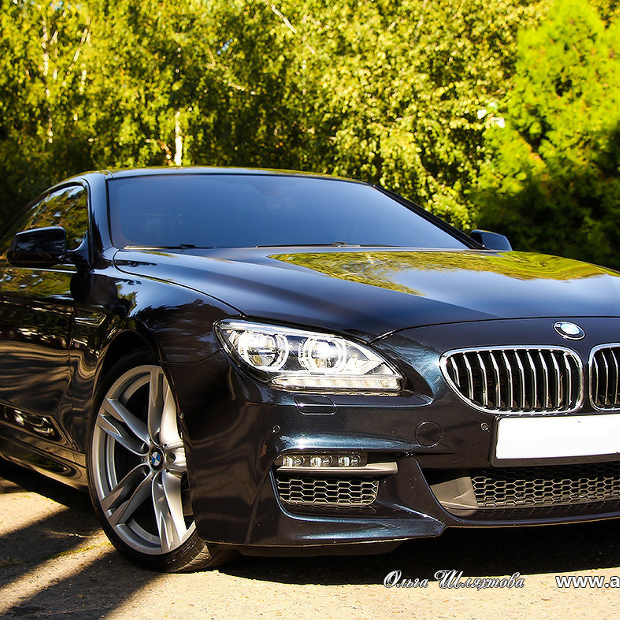 черная машина BMW рекламная фотография для продажи