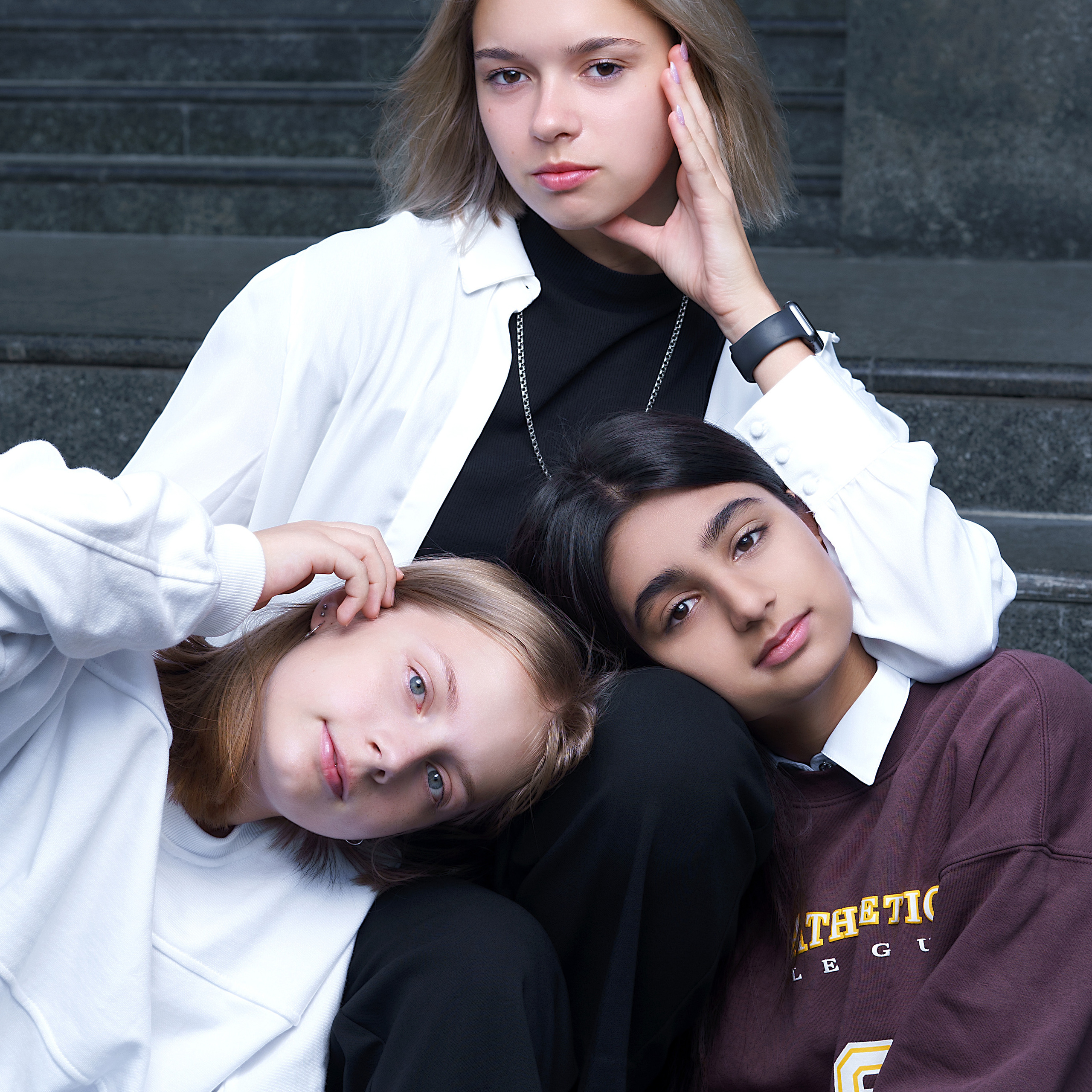 групповое фото на ступенях в городе 