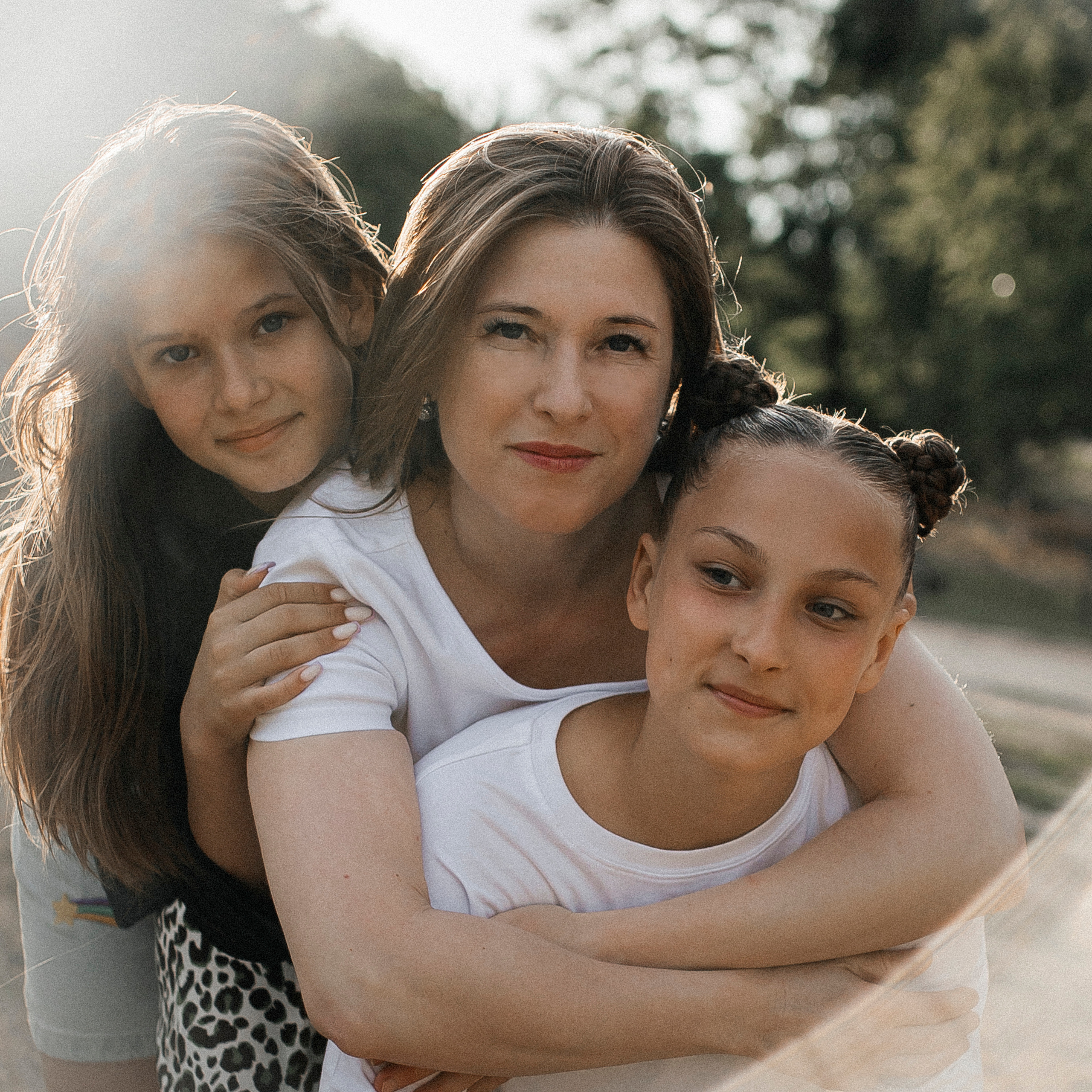 Летняя прогулочная фотосессия. Мама и дочки