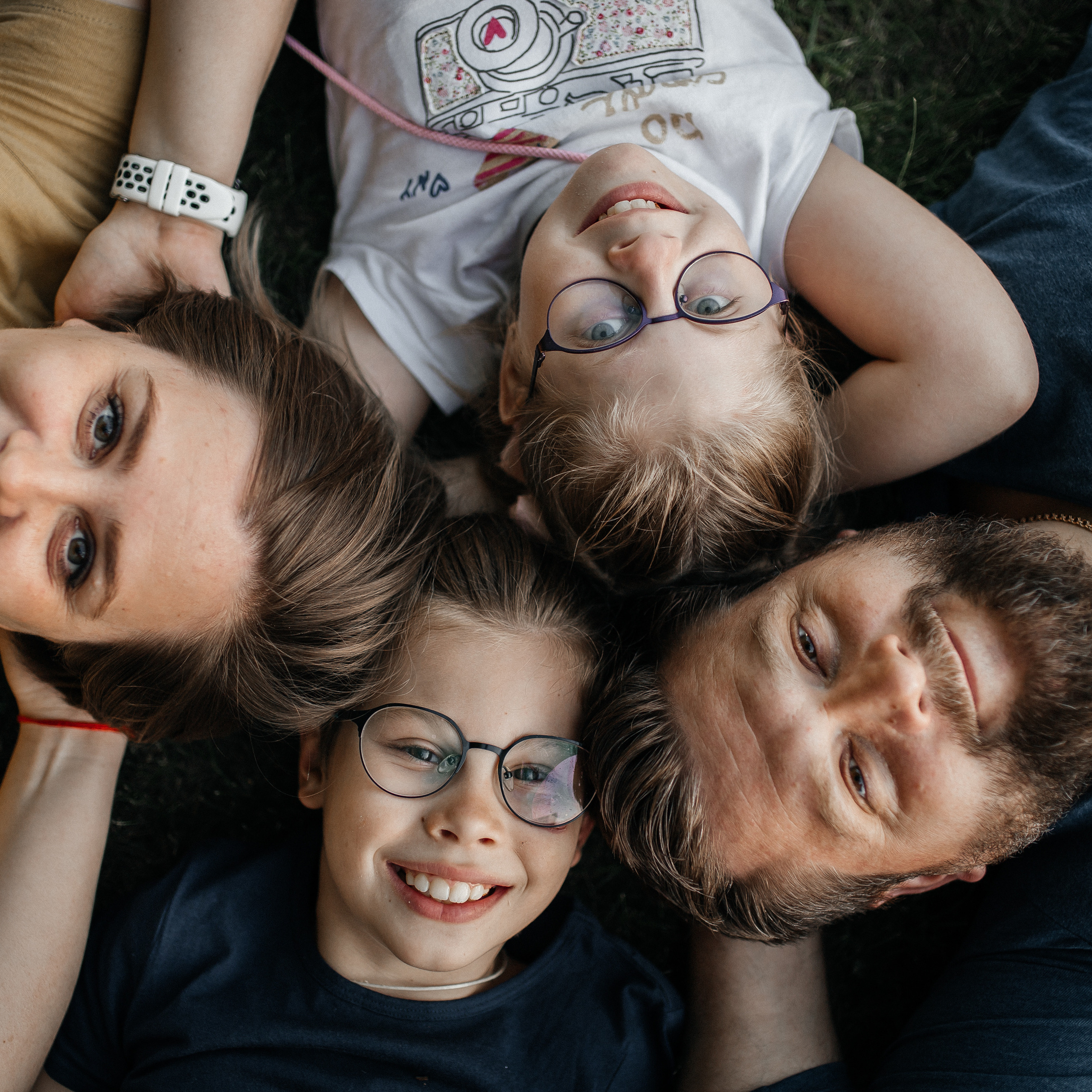 Прогулочная семейная фотосессия в День рождения дочери.