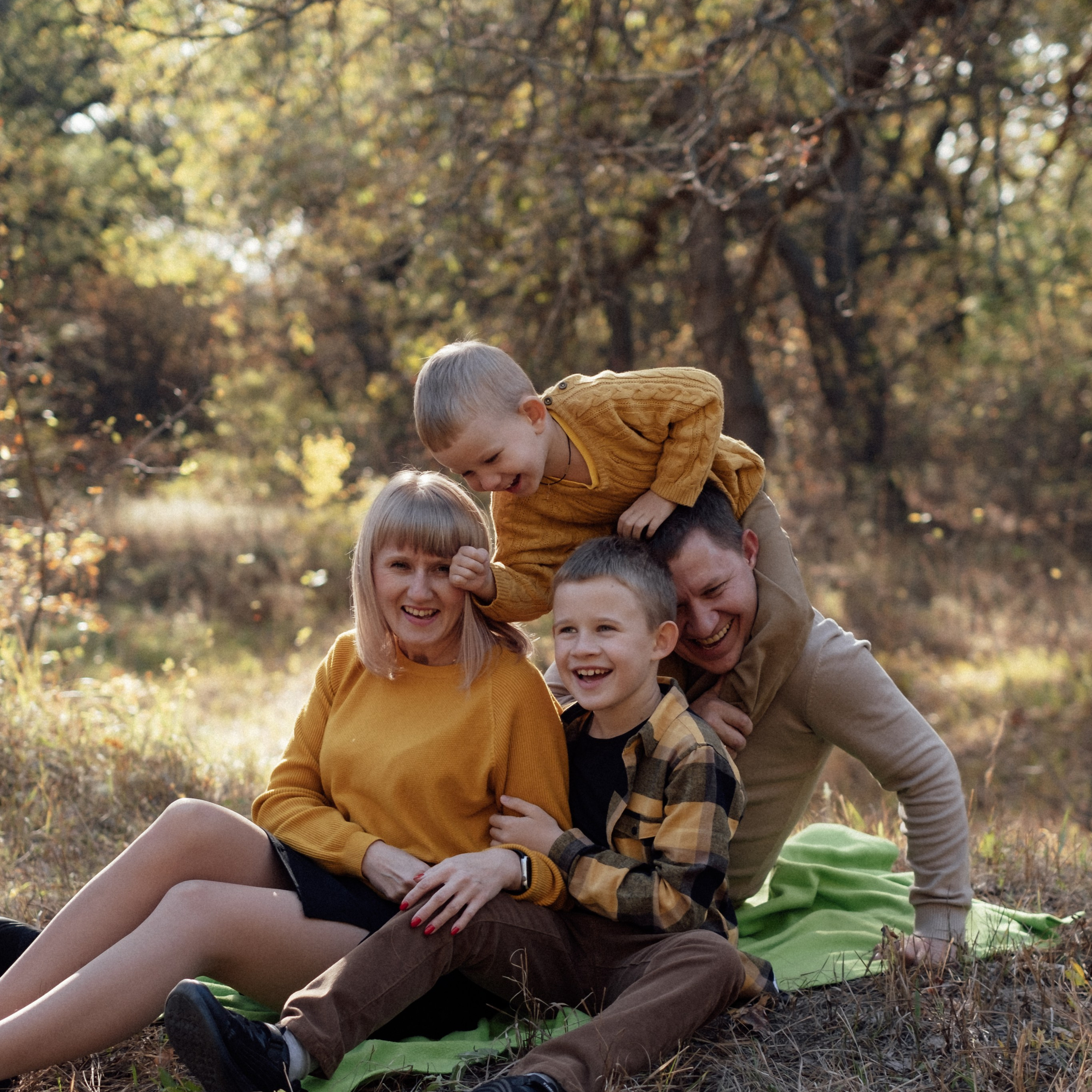 Семейная фотосессия в&nbsp;лесу