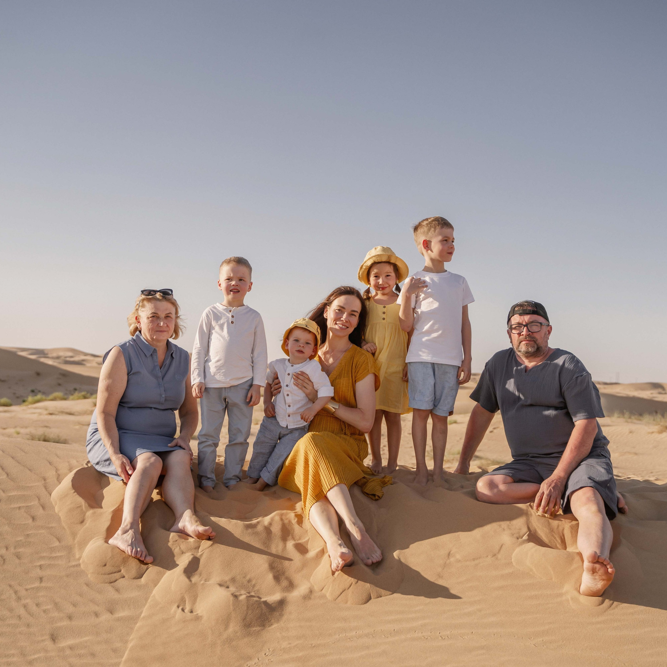 семья в пустыне Абу Даби