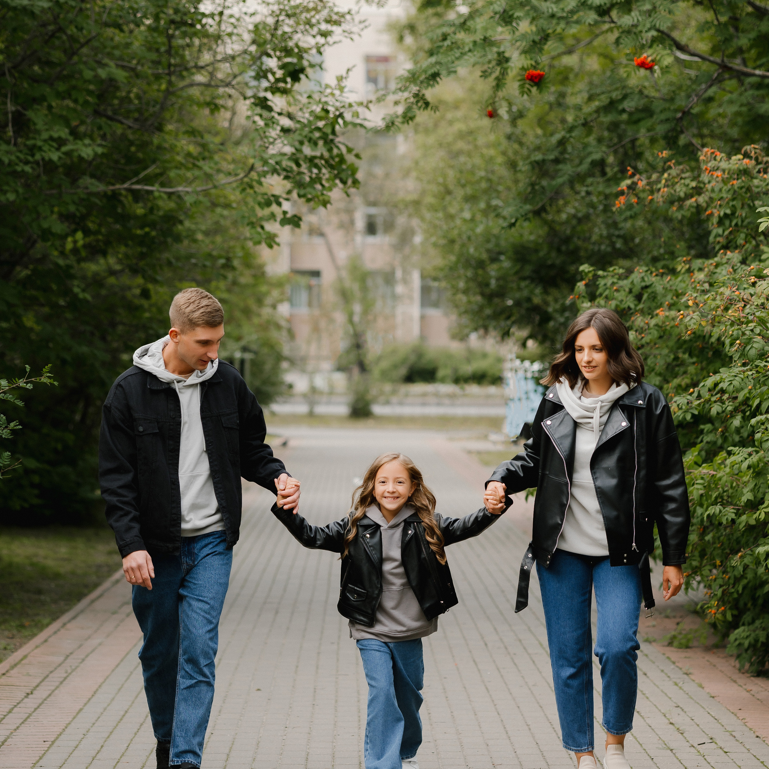 Семейная прогулка в сквере у театра