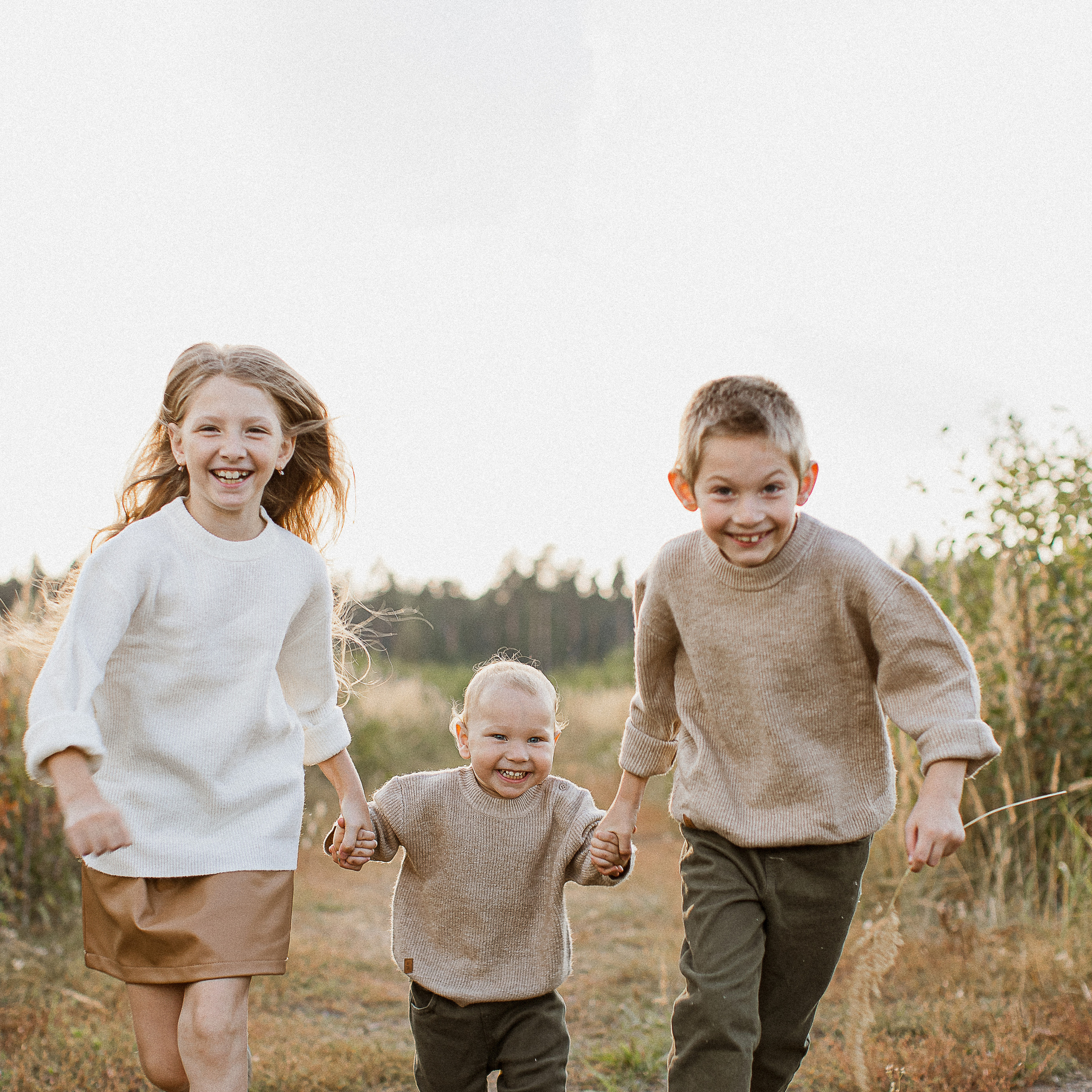 Вика, Ваня, Максим, Саша и кузнечик