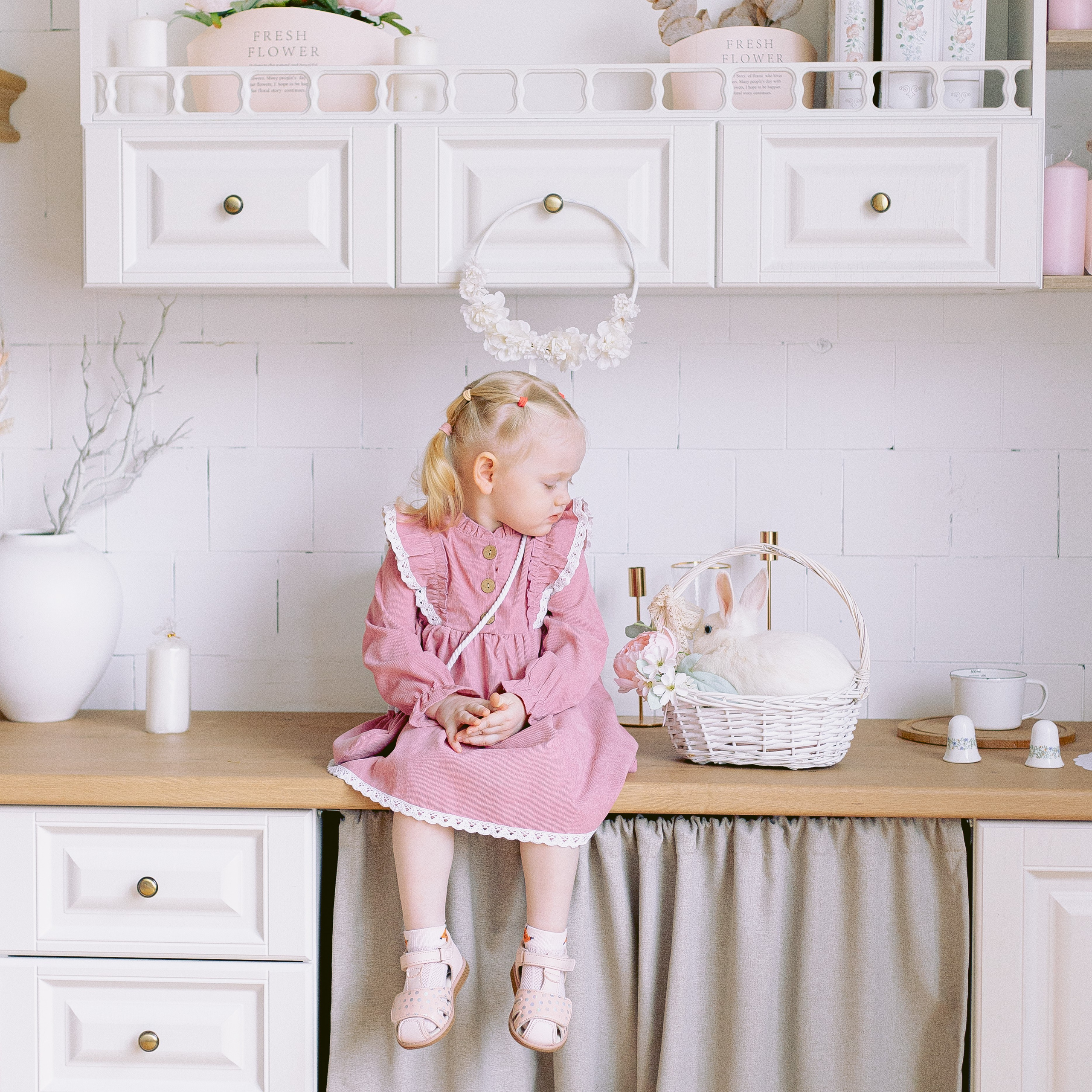 Пасхальная фотосессия мамы и дочки с утятами и кроликом