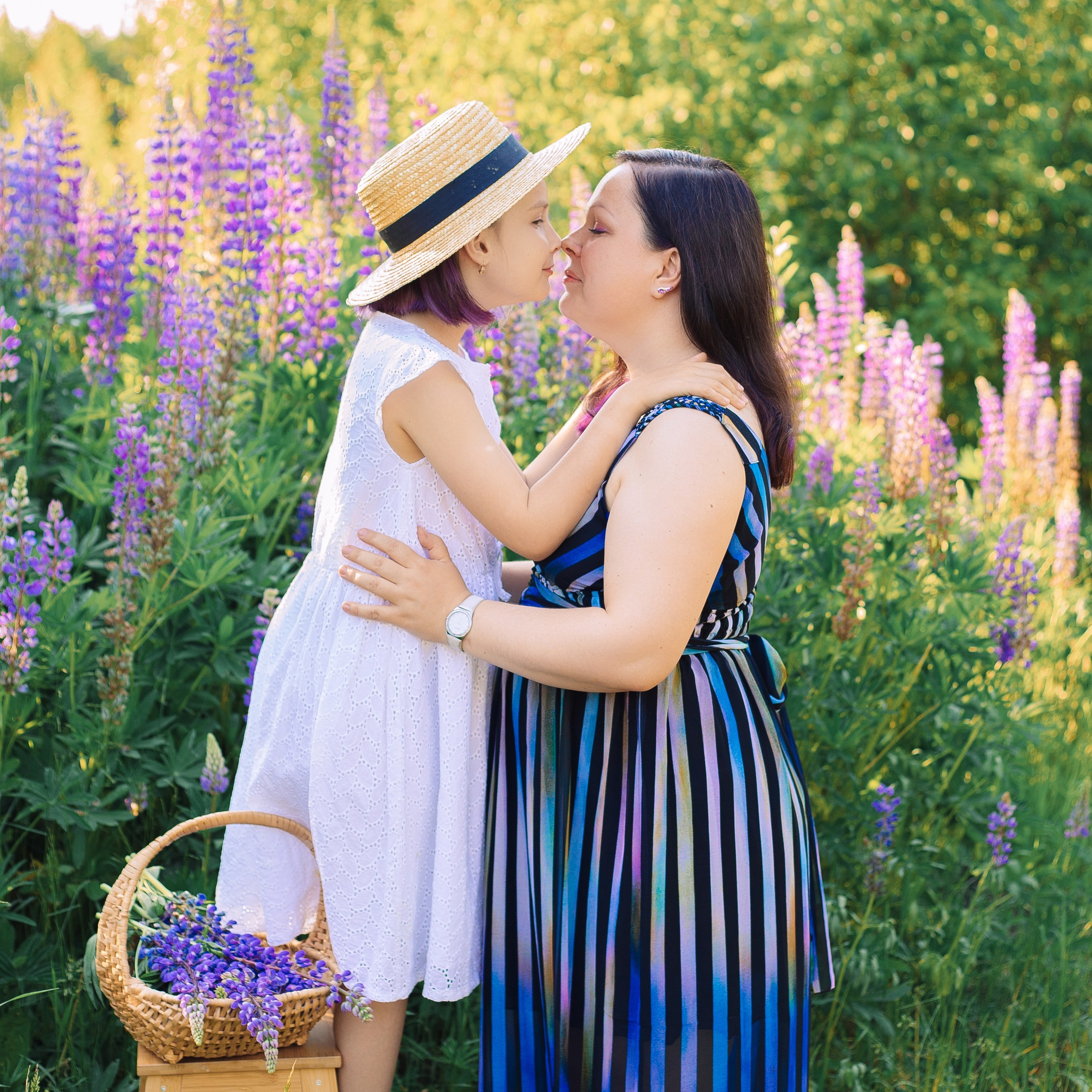 Фотосессия мамы и дочки в люпинах