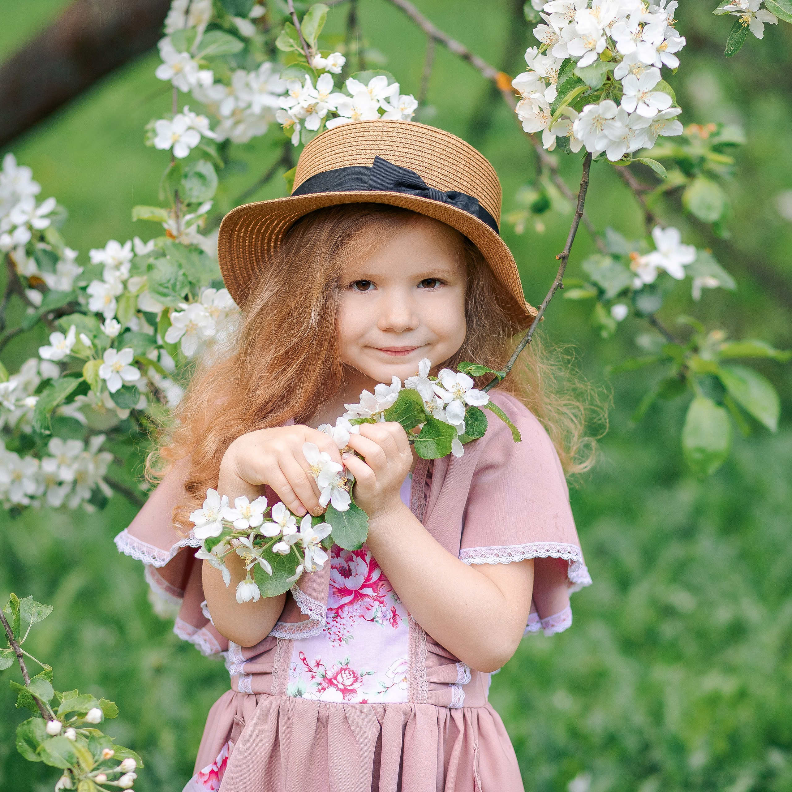 Семейная фотосессия в белых яблонях