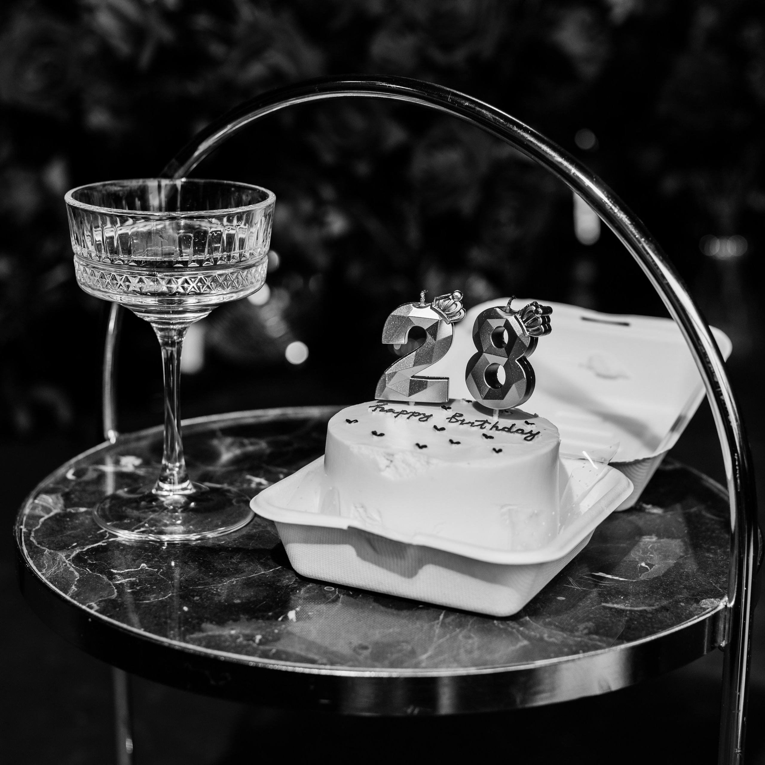 Сексуальная фотосессия среди роз ко дню рождения