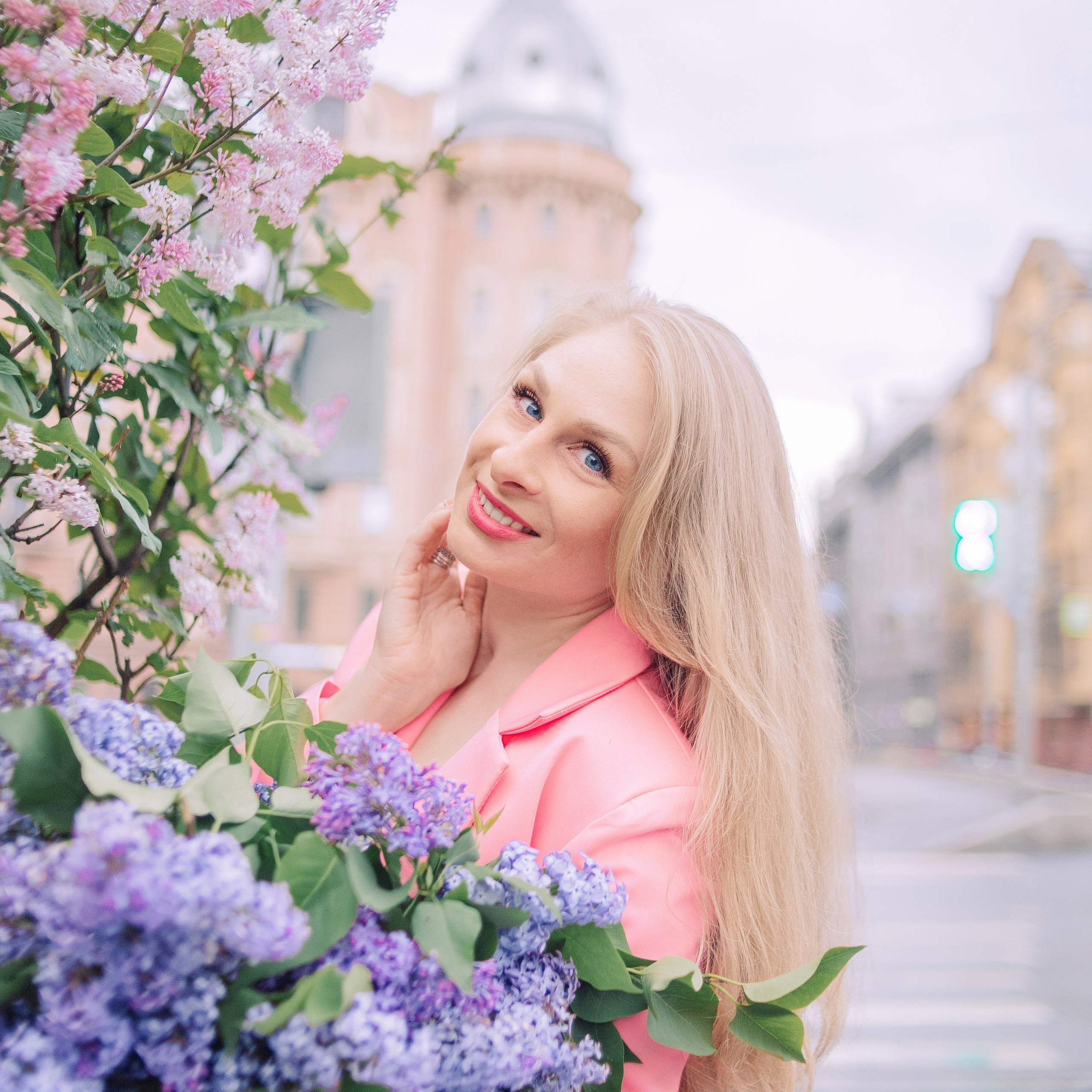 Городская прогулка с букетом сирени на Марсовом поле