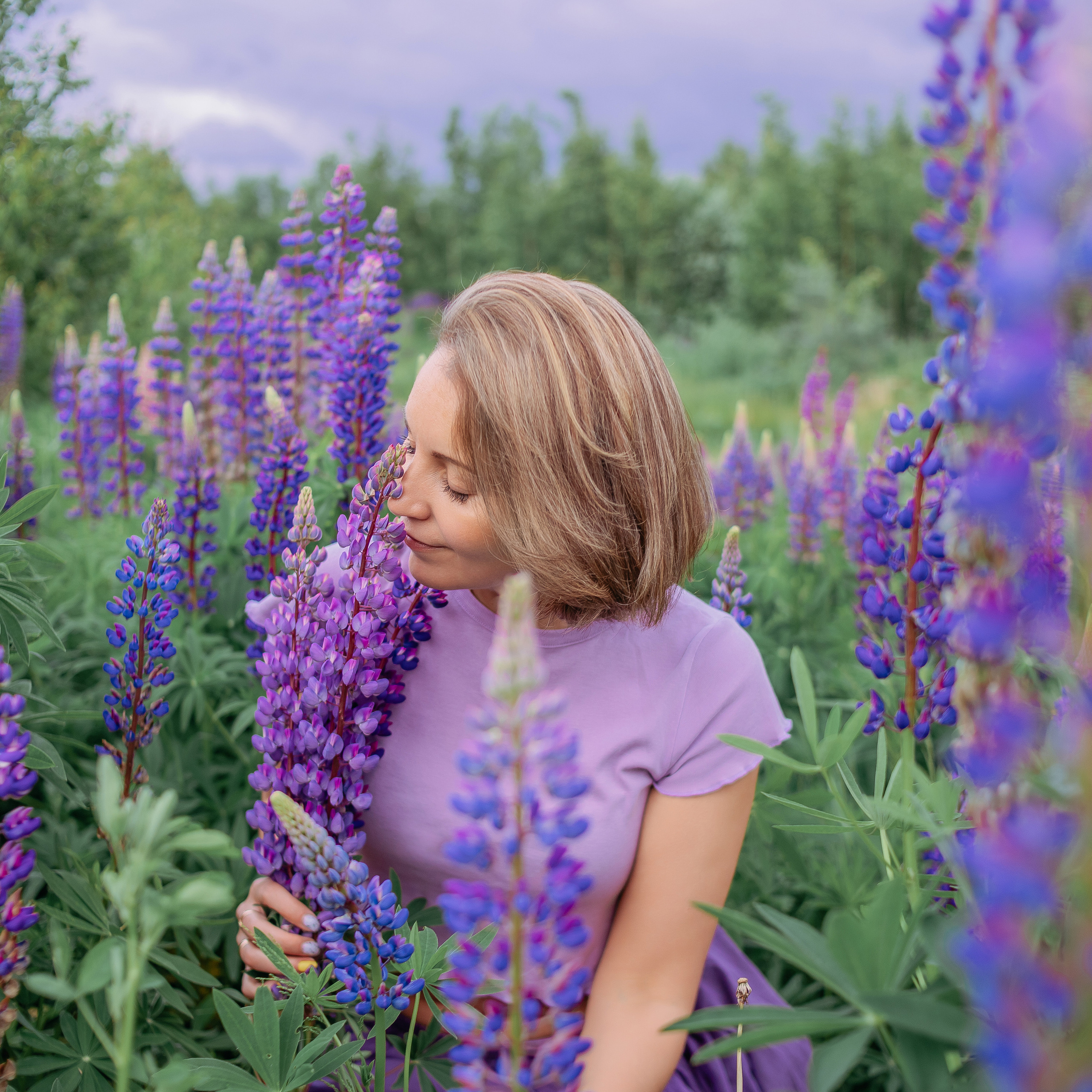 Женский портрет — поле люпинов