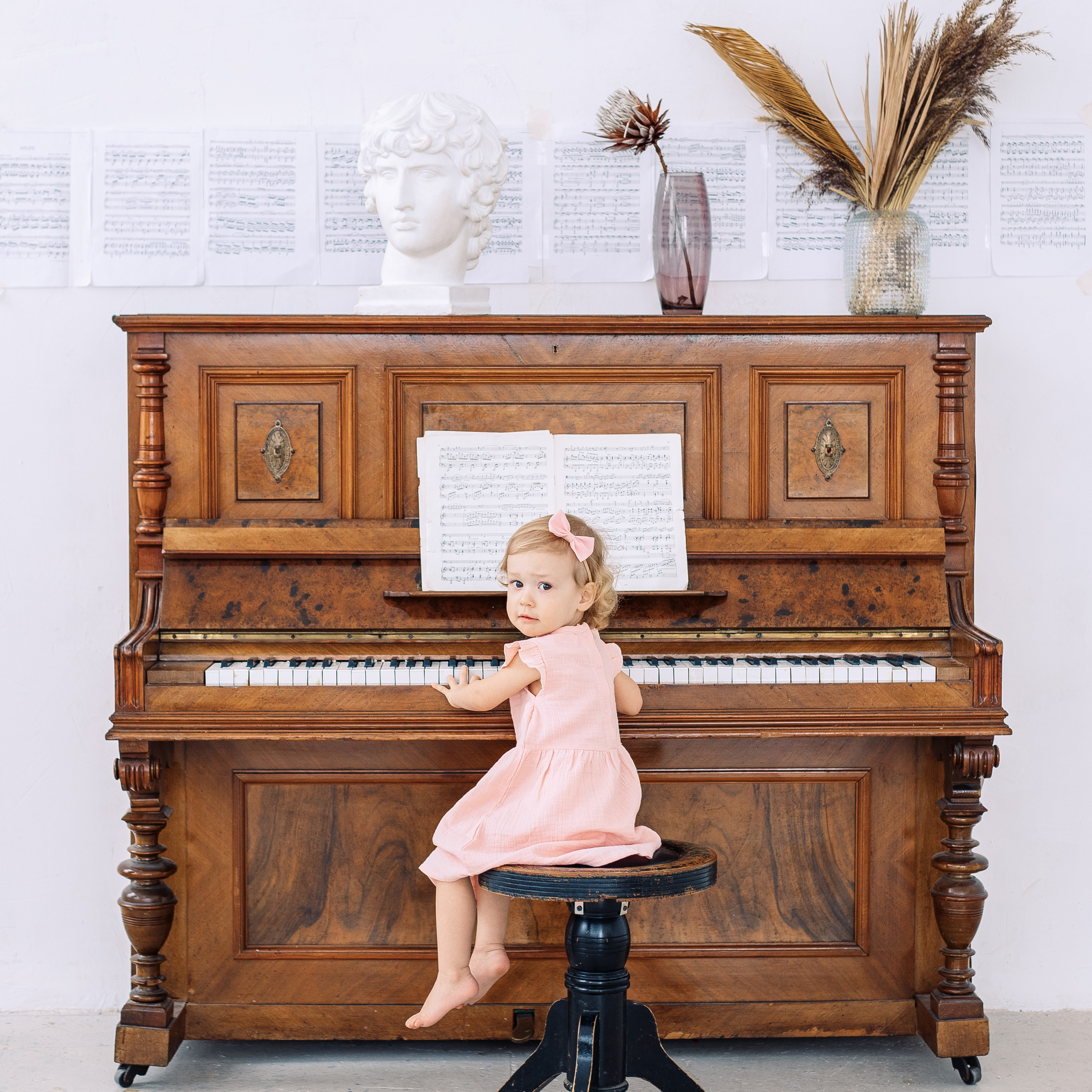 Нежная фотосессия мамы и дочки в студии