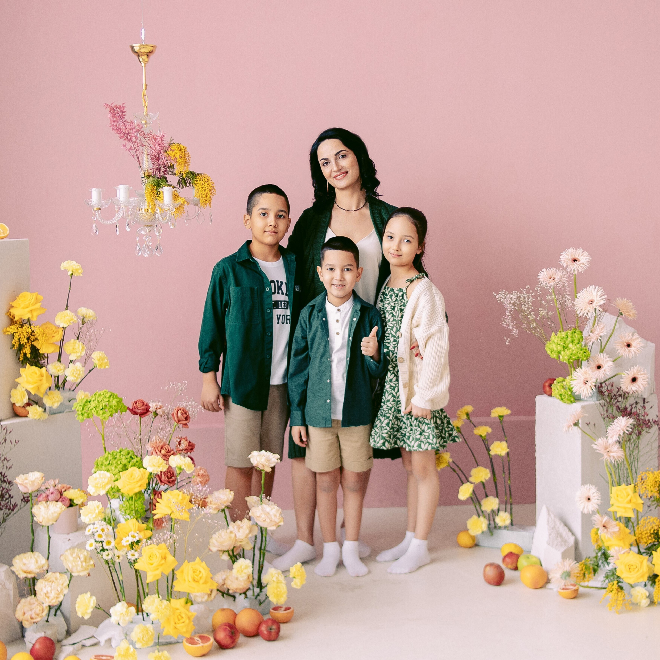 Семейная фотосессия в локации с живыми цветами