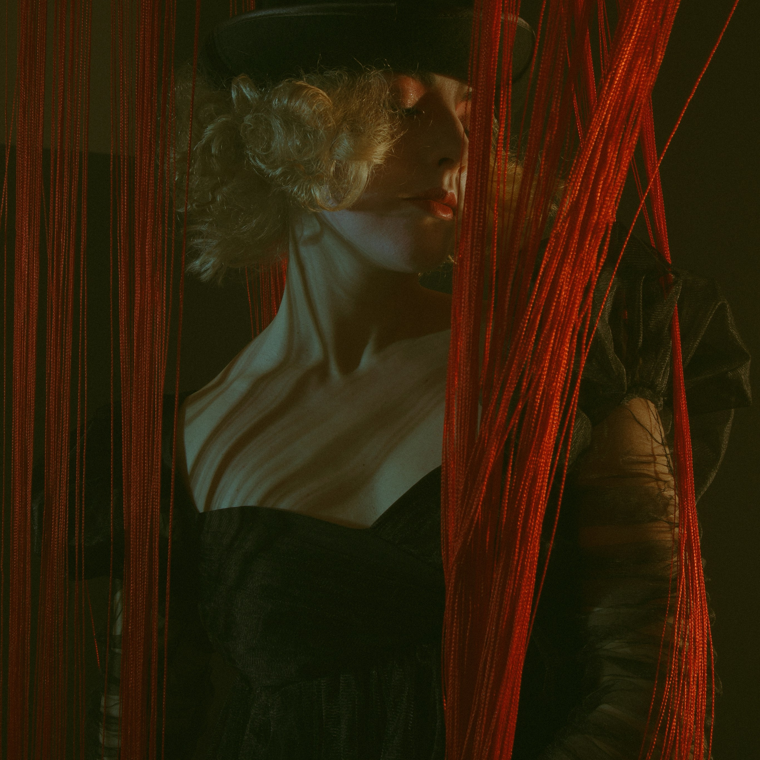 Красные нити