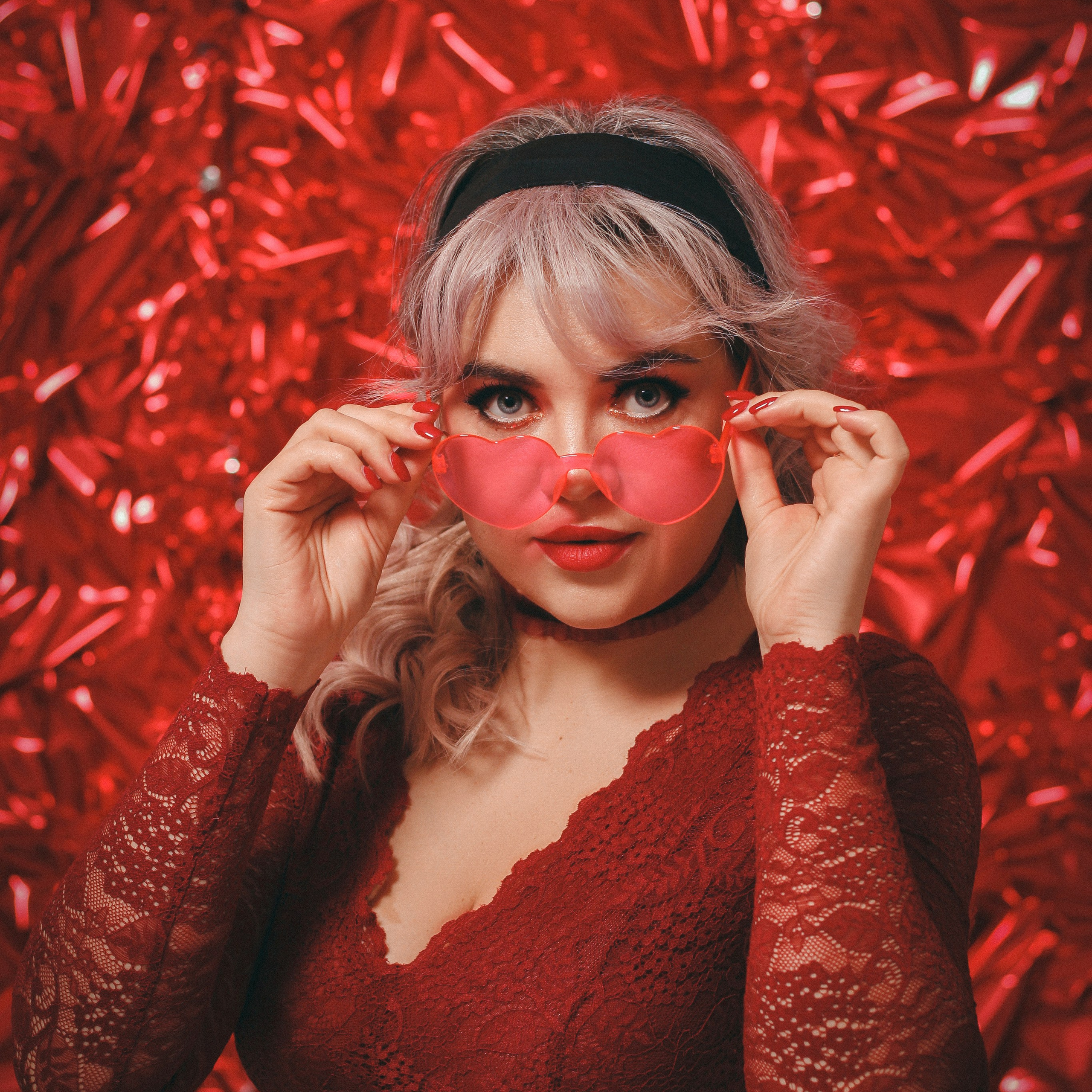 Девушка в красном