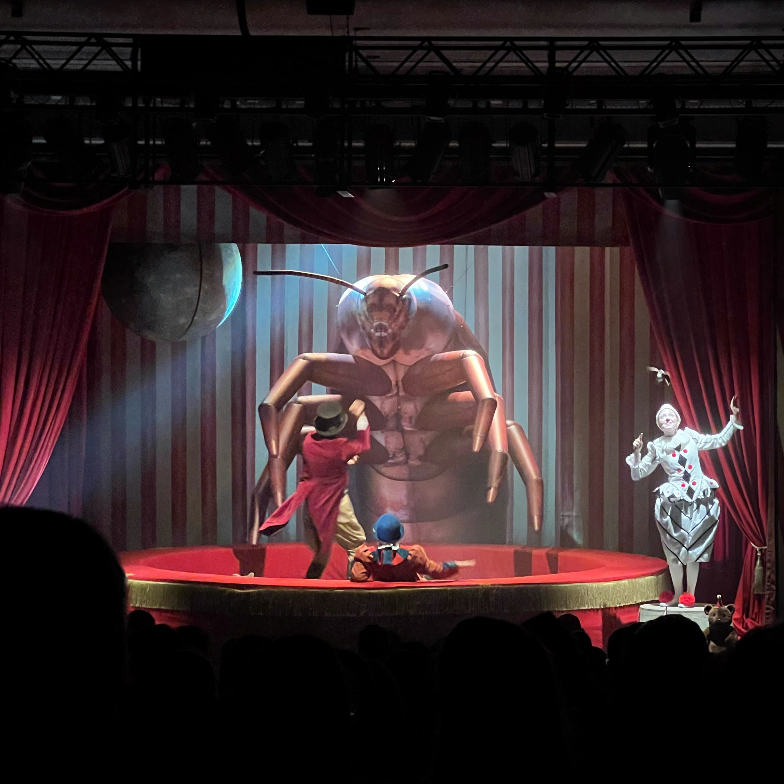 Декорации для спектакля «Тараканище» | Театр БТК. История занавеса. Превращаем идею в технологию