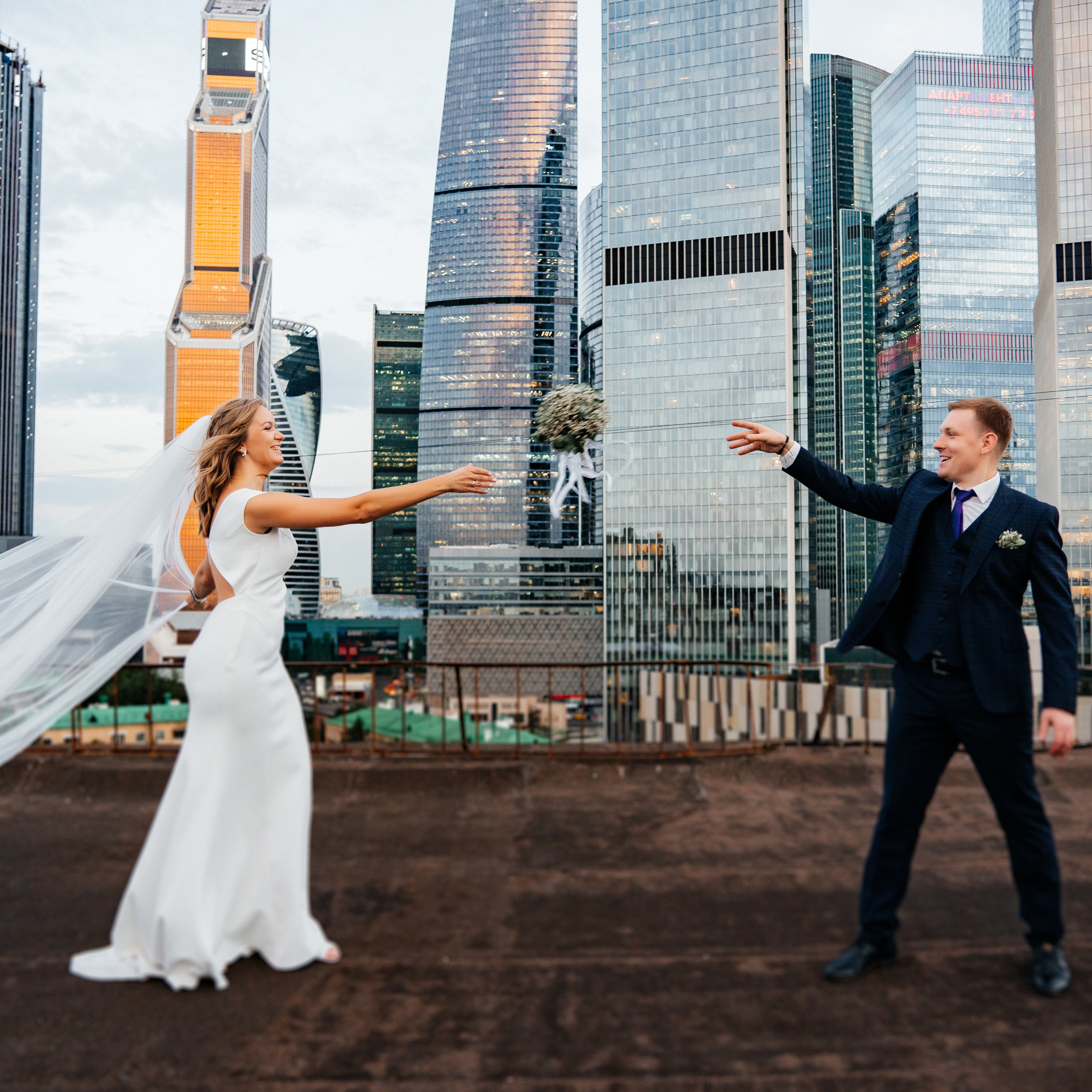 Свадебная фотосессия на крыше Москва-сити. Свадебный и репортажный фотограф Москва