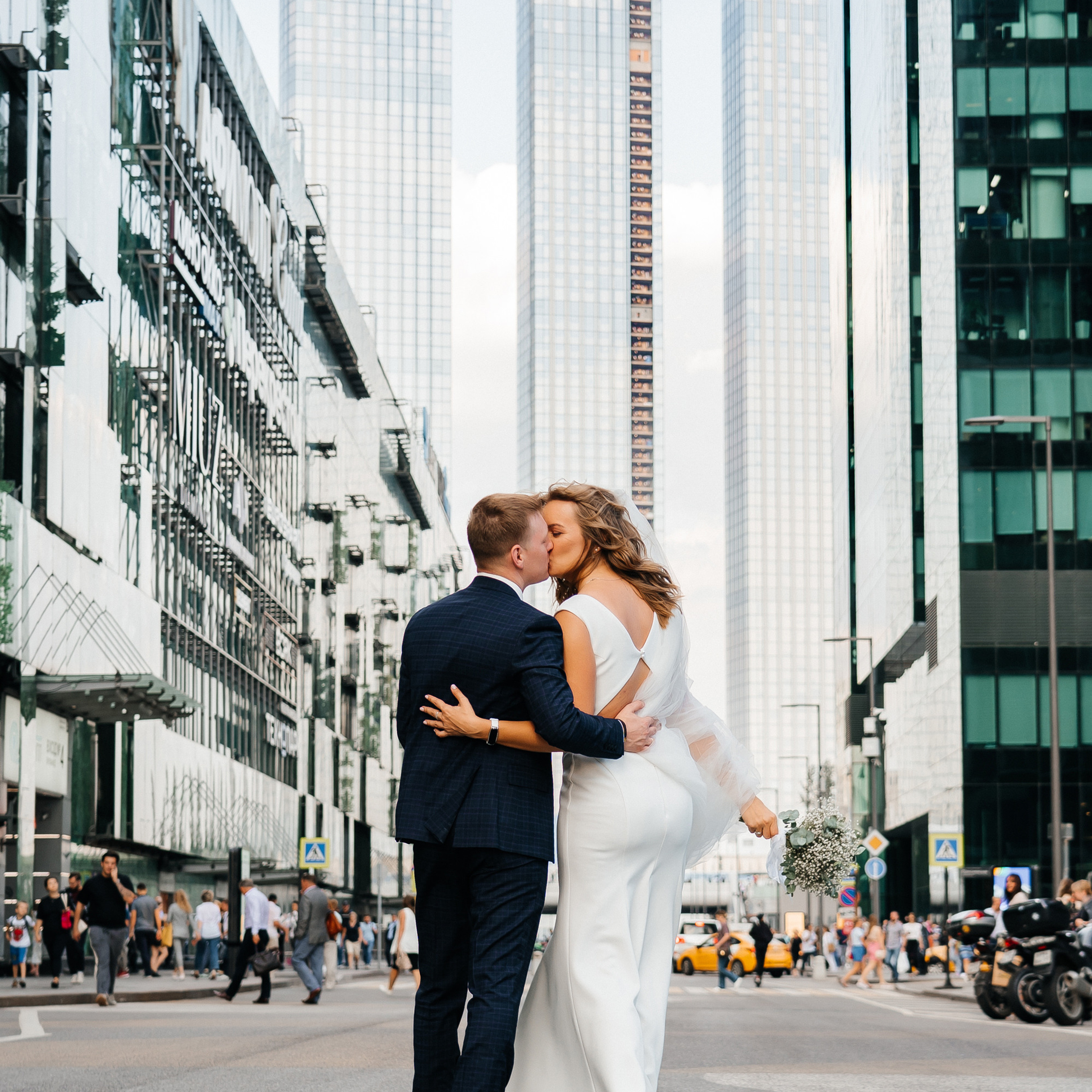 Свадебная фотосессия на крыше Москва-сити. Свадебный и репортажный фотограф Москва
