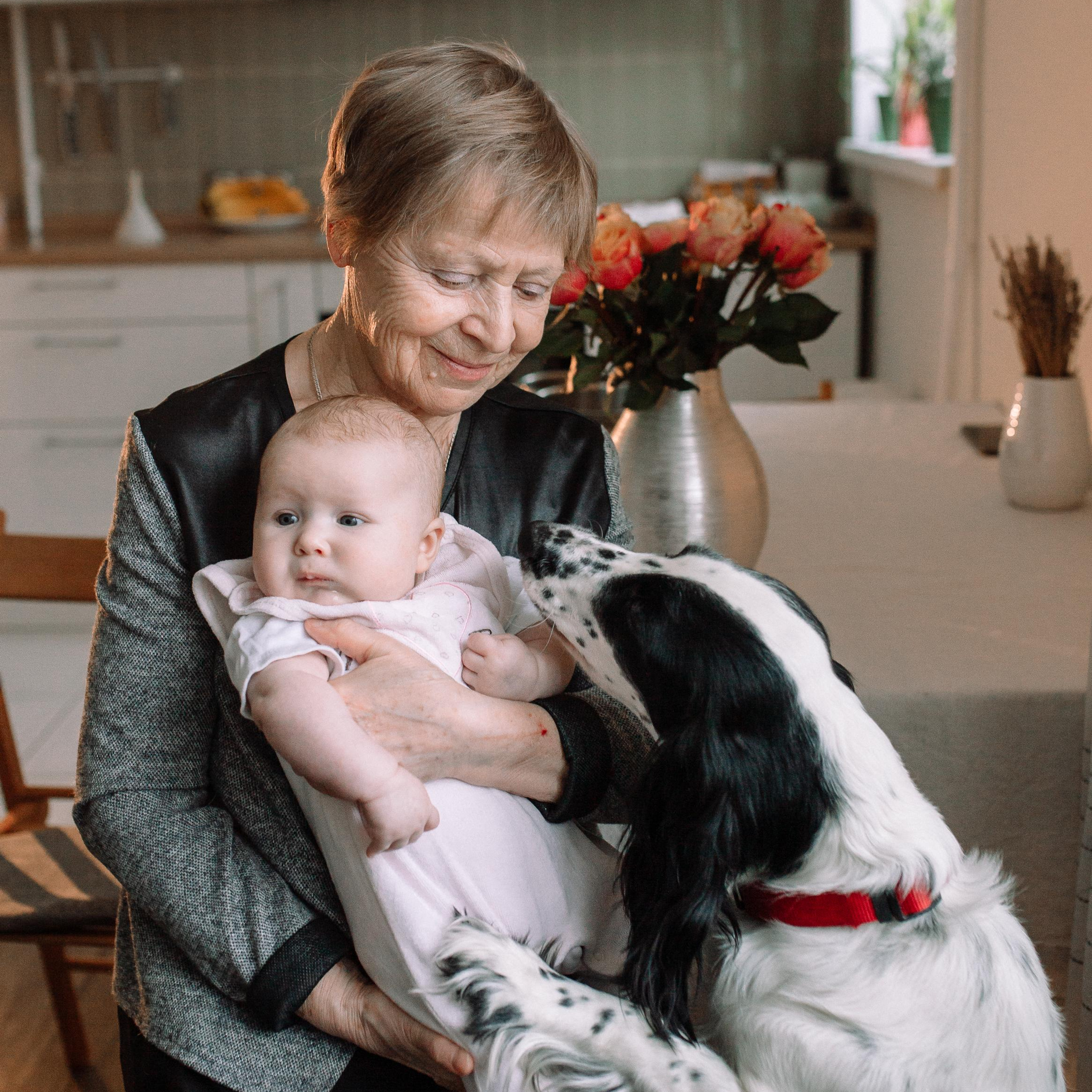 Костя, Ксюша, Глеб, Лиза, маленькая Женя, бабушки и дедушка