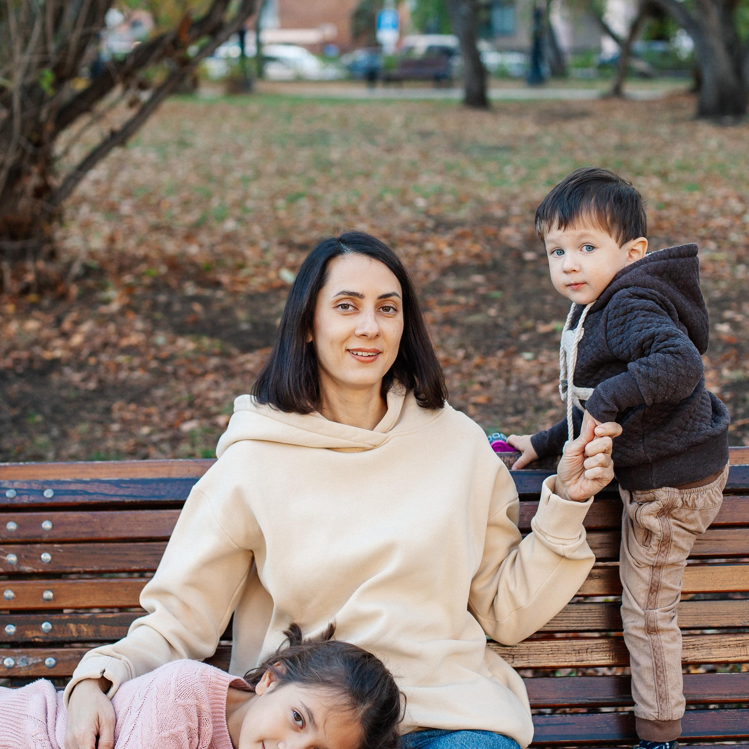 Юля, Аня и Макарик в парке возле Оперного театра. Осень.