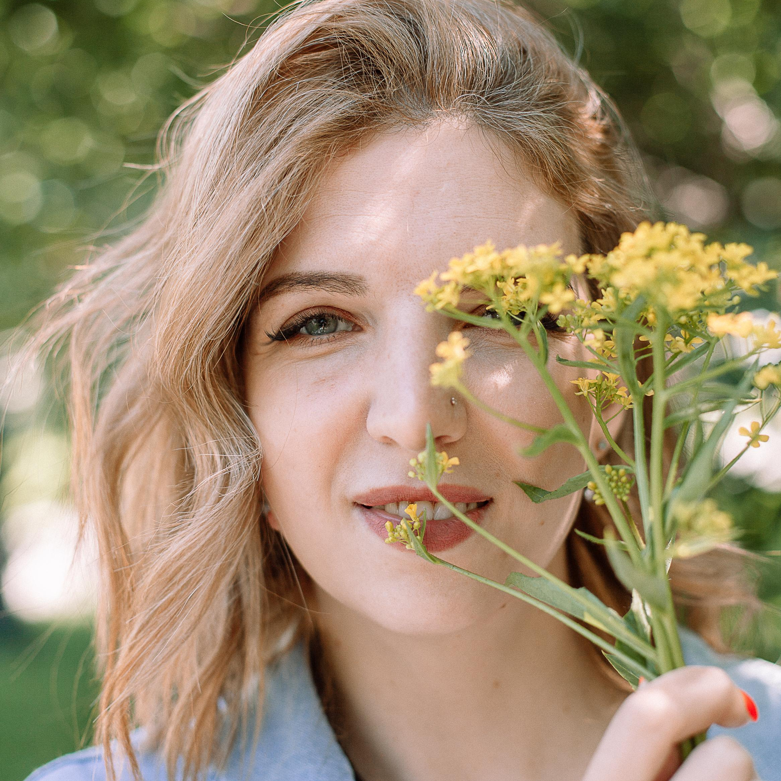 Алёна, съемка в сквере возле Оперного