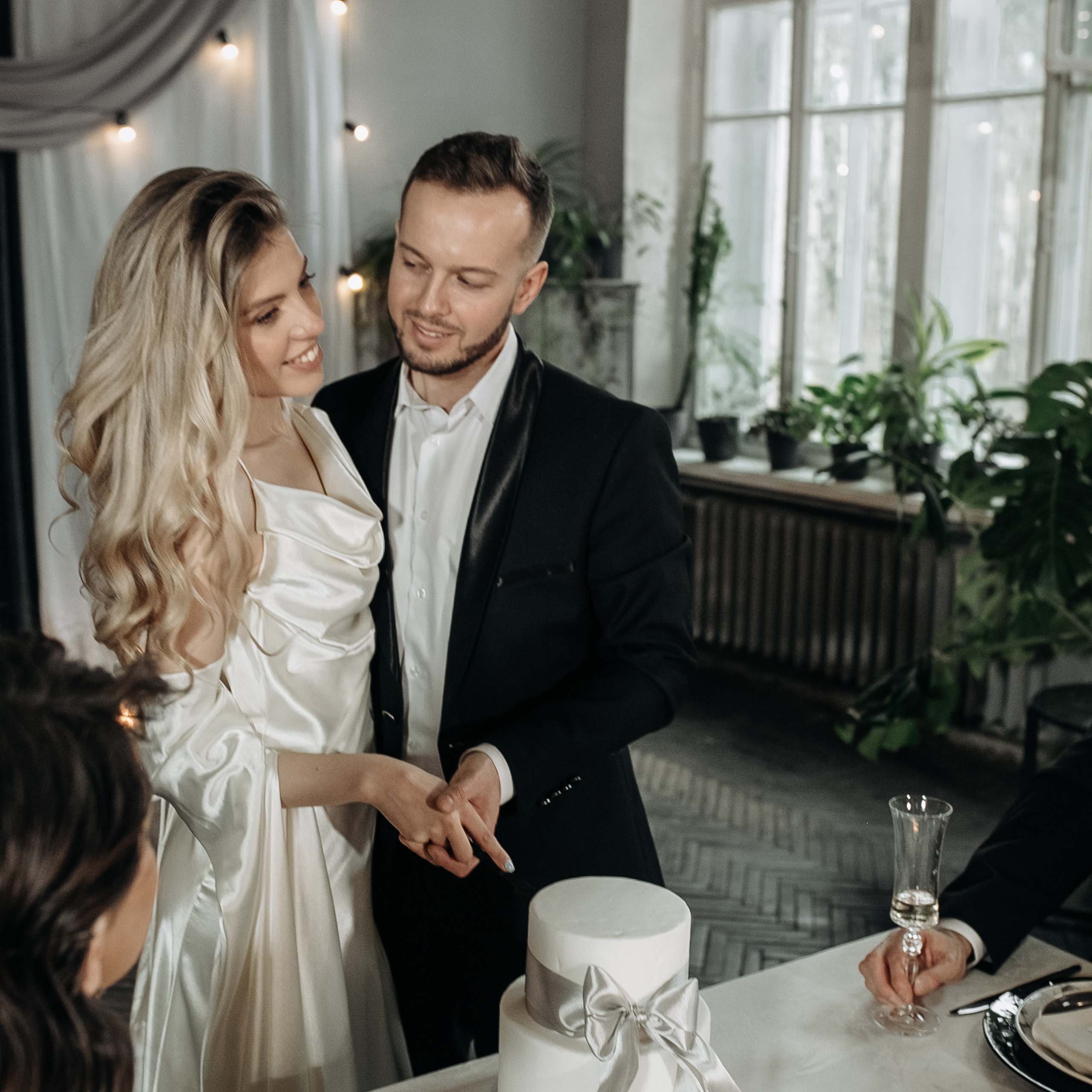 Приглашения на свадьбу и торт