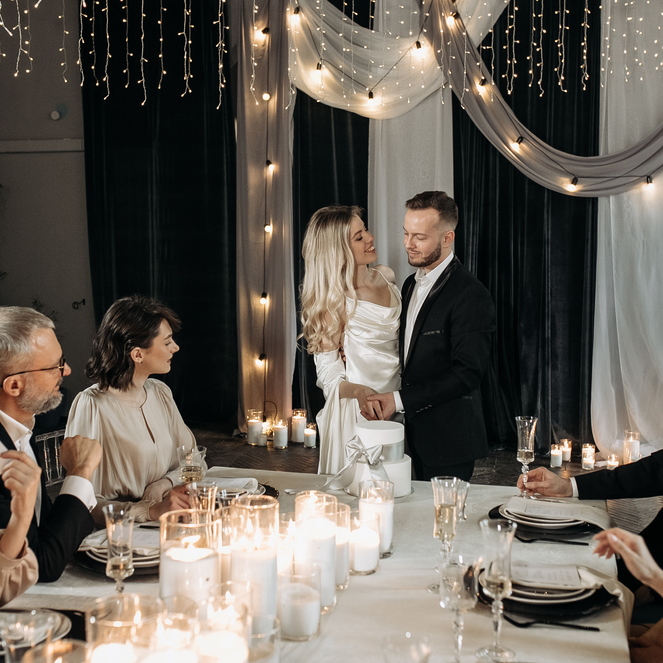 Приглашения на свадьбу и торт